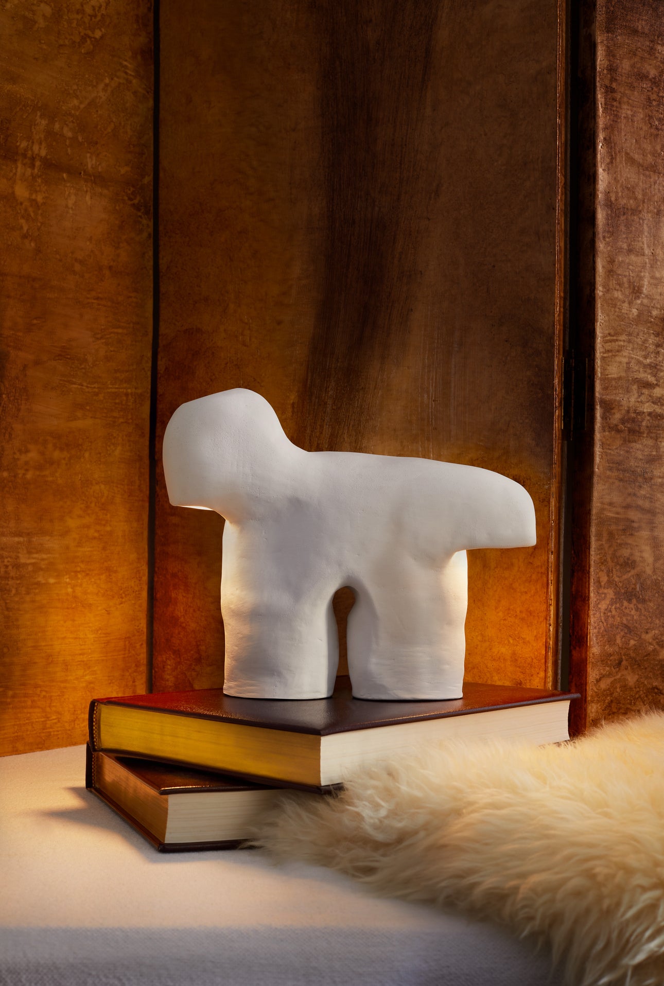 Víctor forma parte de la colección *Cadaqués*, una serie de piezas escultóricas de cerámica de Carrillo Studio que establecen un diálogo tranquilo e íntimo con los espacios que habitan. La colección rinde homenaje a los que un día llegaron a