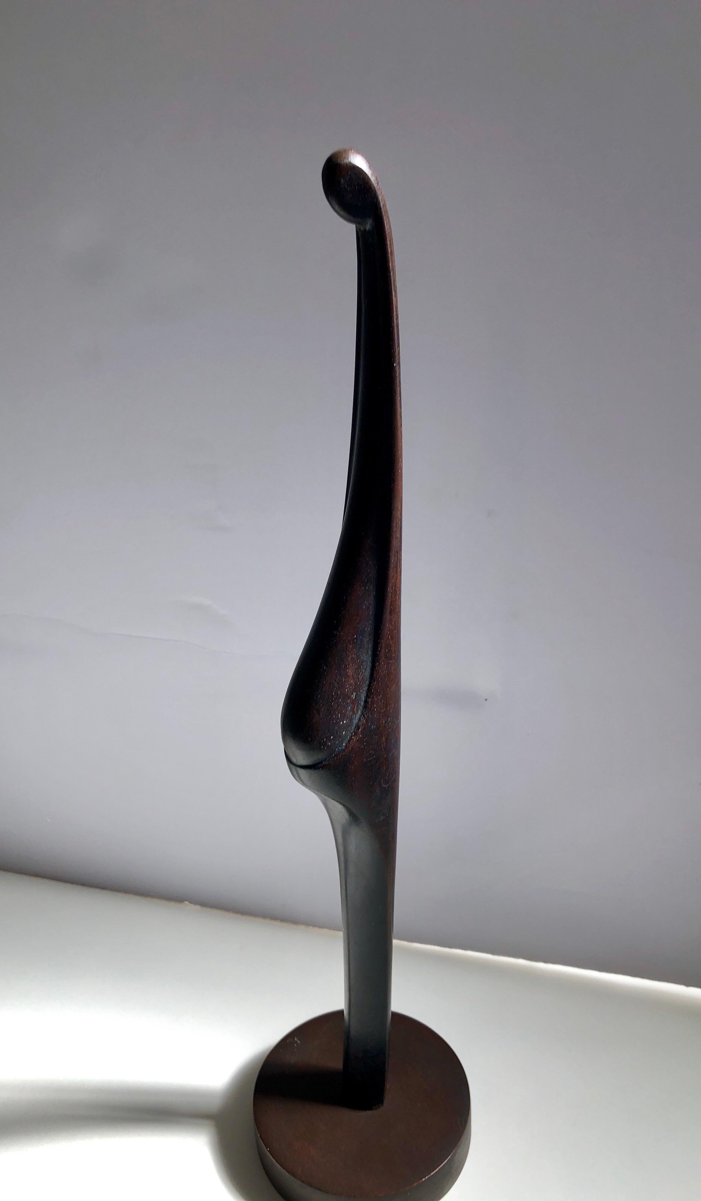 Aus einer limitierten Auflage. Eine abstrakte, langgestreckte Art-déco-Form einer Mutter mit Kind. 
signiert auf der Unterseite des Holzsockels und geätzt in Bronze.

Victor Halvani hatte zweifellos eine bezaubernde Kindheit. Eine herzliche,