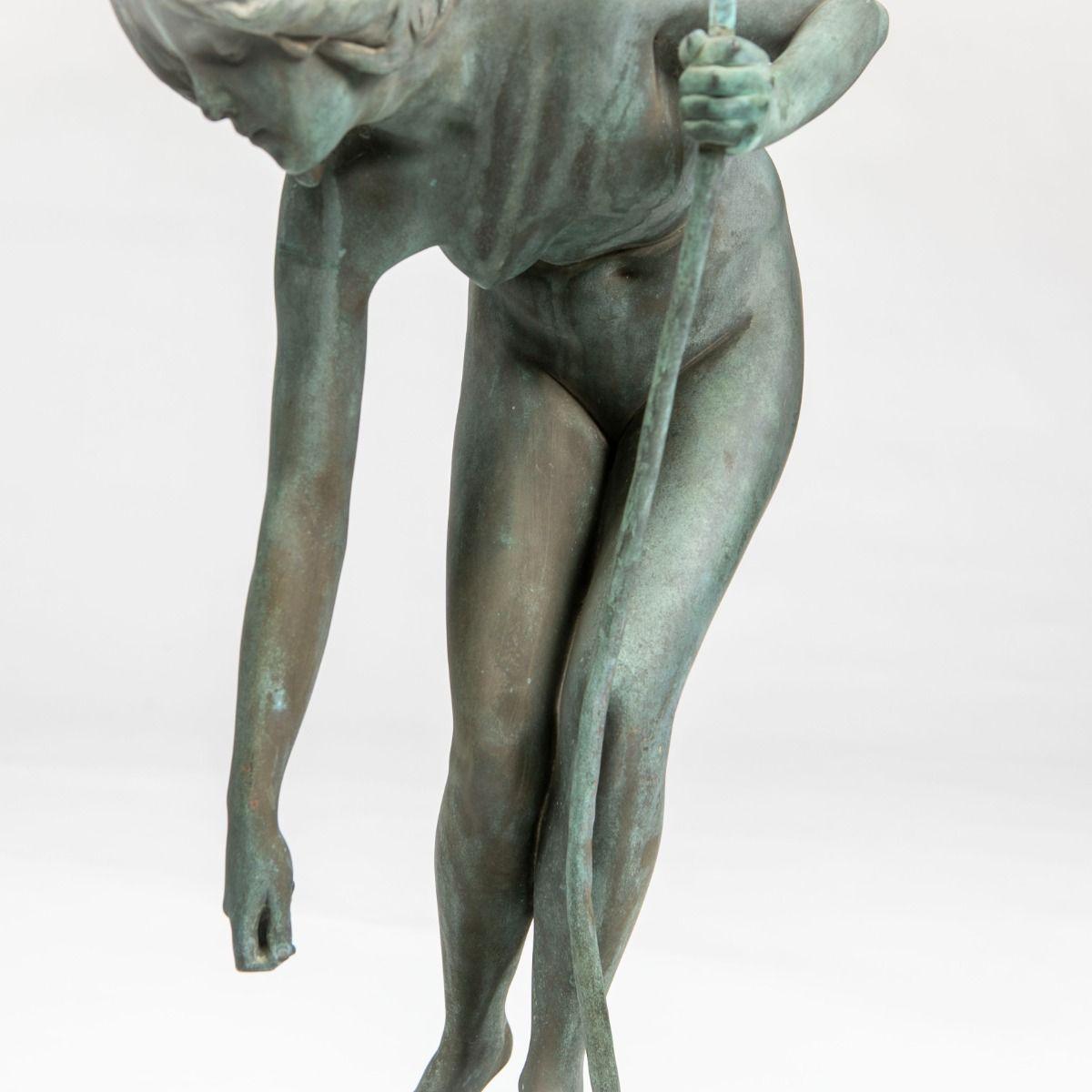 Victor Heinrich Seifert - Bronze Sculpture “Nude Woman Fishing en venta 2