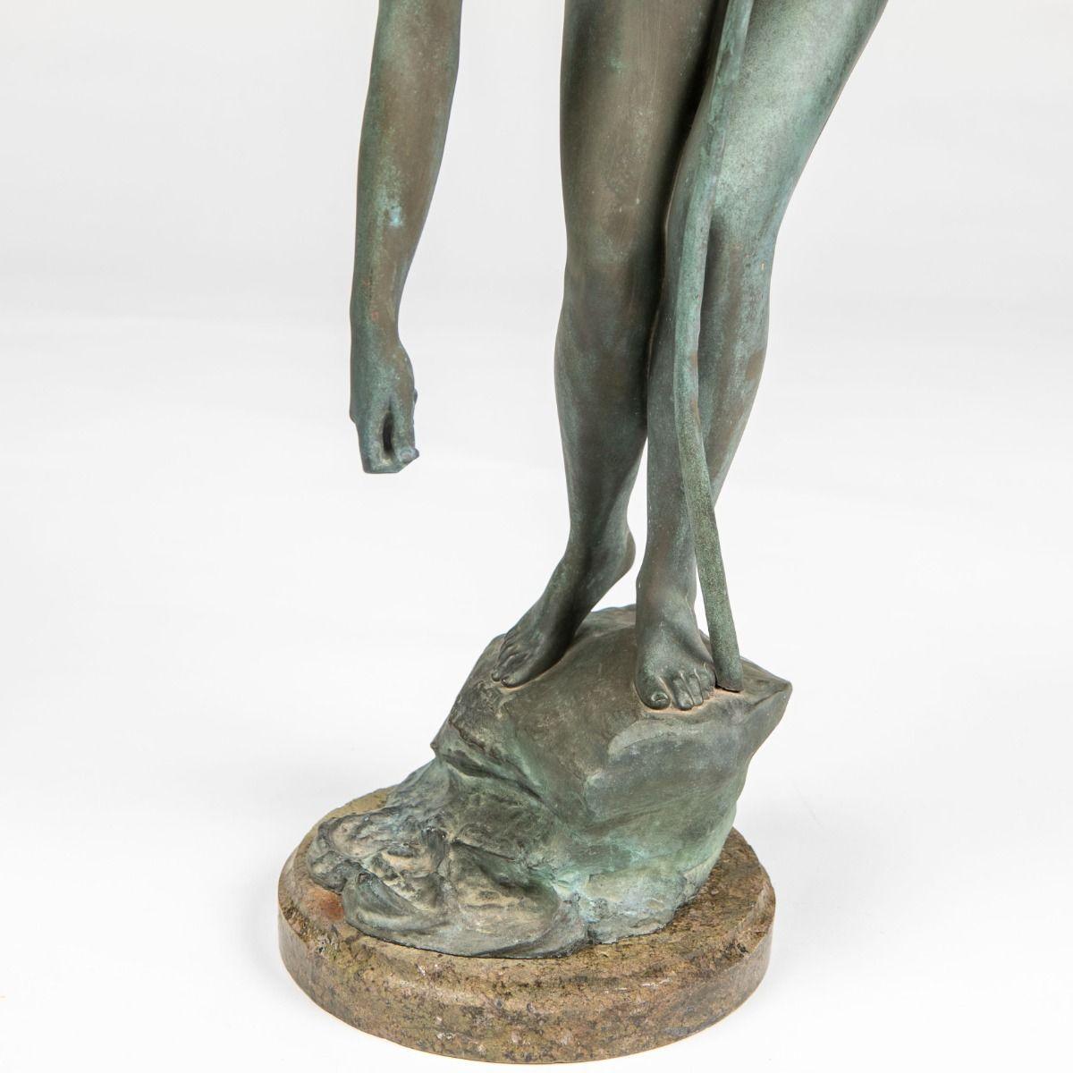 Victor Heinrich Seifert - Bronze Sculpture “Nude Woman Fishing en venta 3