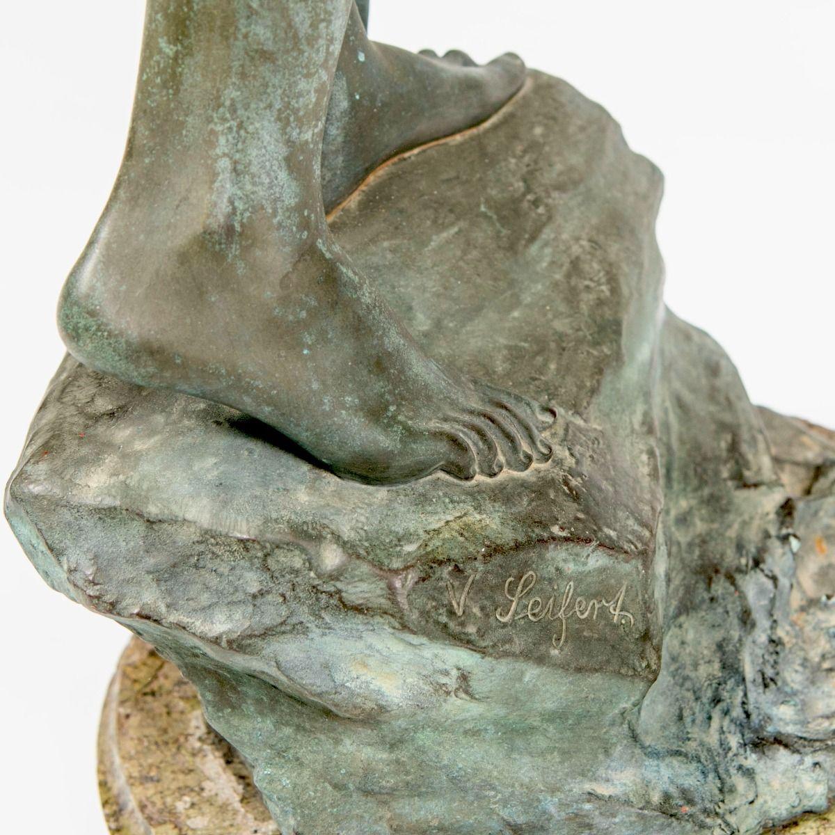 Victor Heinrich Seifert - Bronze Sculpture “Nude Woman Fishing en venta 4