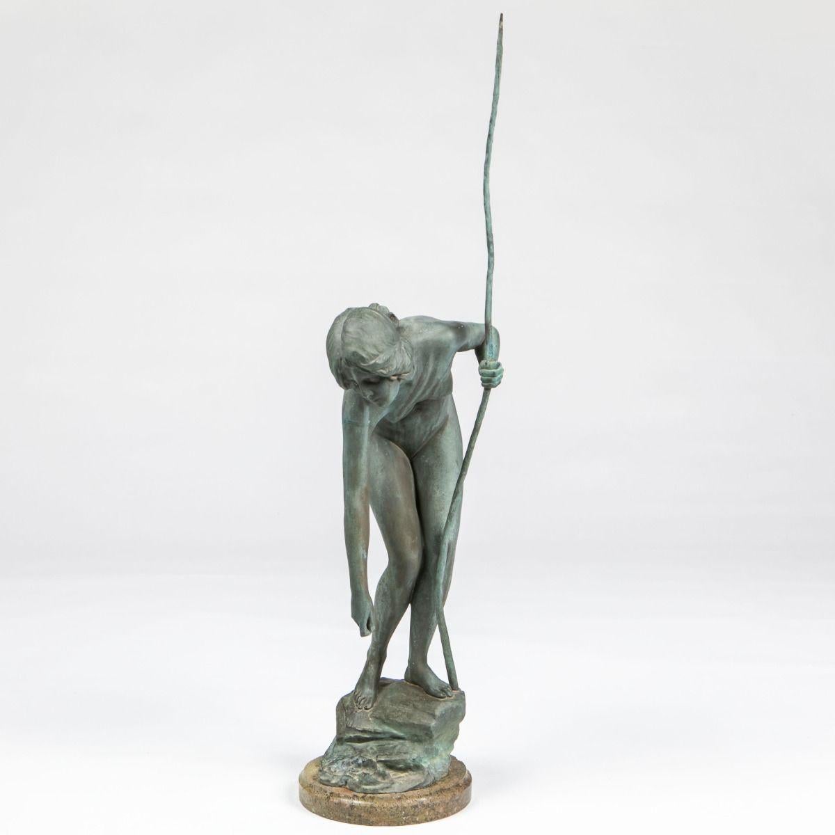 Victor Heinrich Seifert (1870-1953).

Escultura de bronce finamente detallada de una joven desnuda que sostiene una lanza de pesca, obra del escultor germano-austriaco Victor Heinrich Seifert. 
La escultura se alza sobre una base de piedra