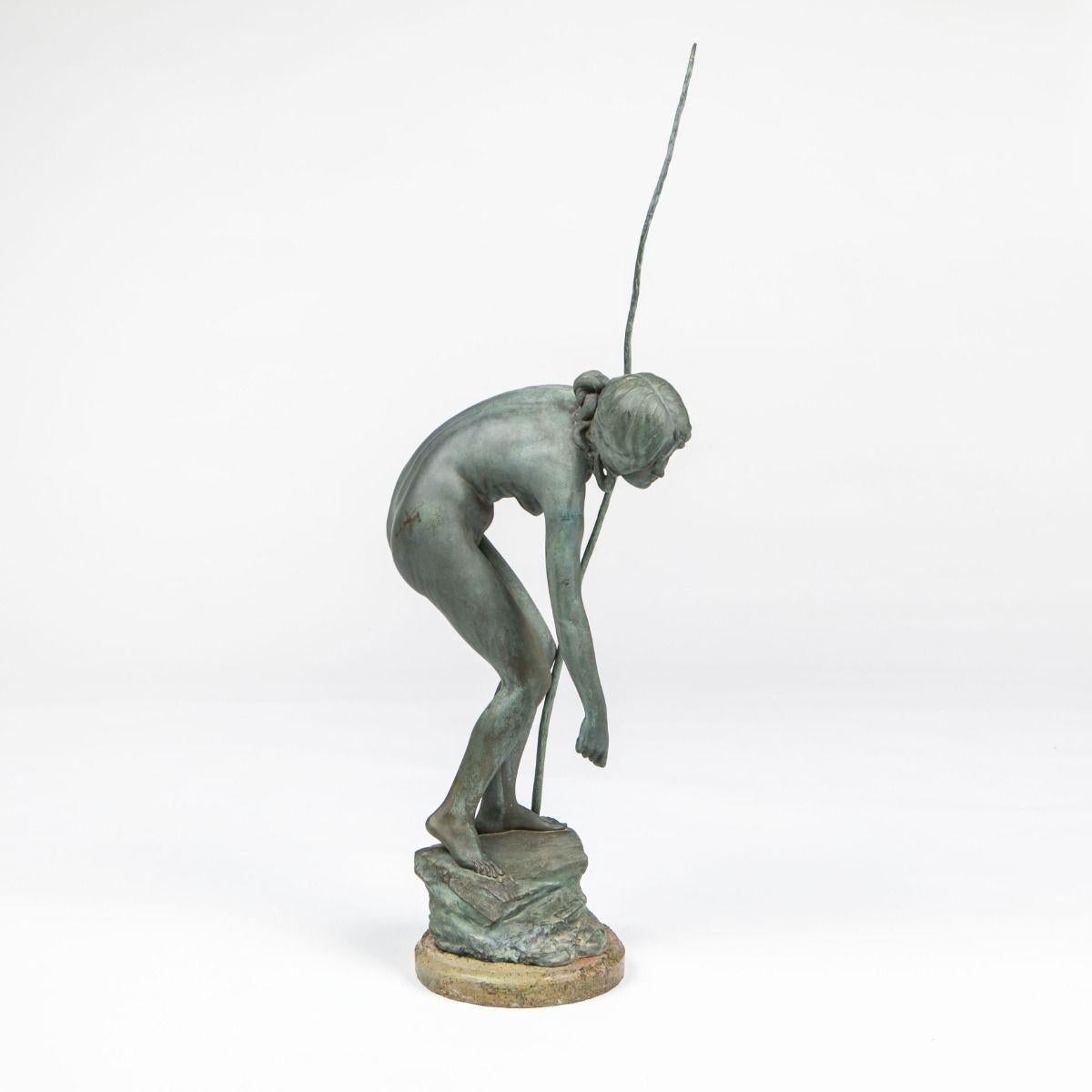 Victor Heinrich Seifert - Bronze Sculpture “Nude Woman Fishing Moderno en venta