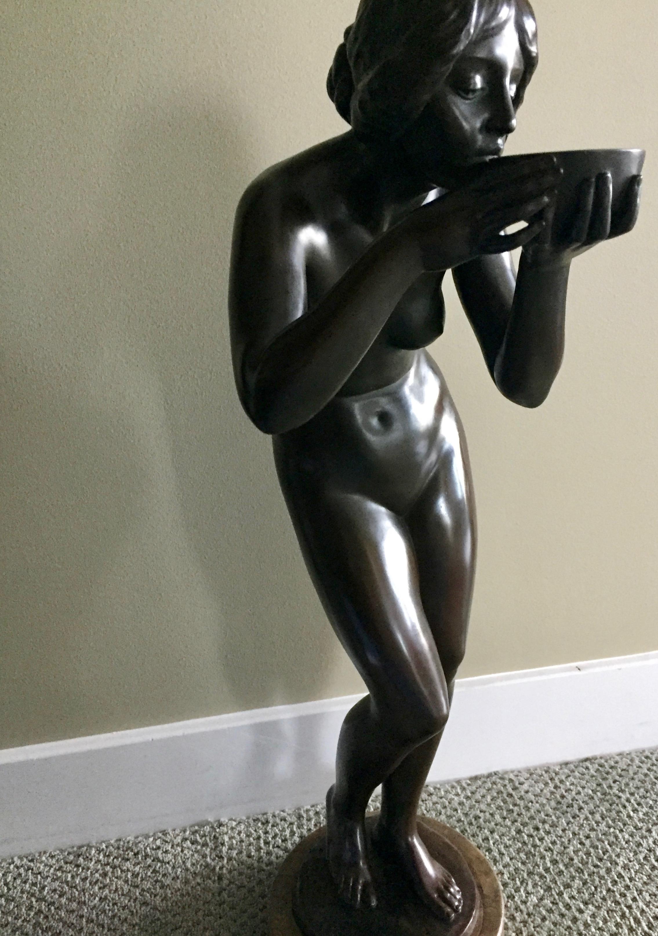 Die Trinkende - Figurative Sculpture Oro de Victor Heinrich Seifert