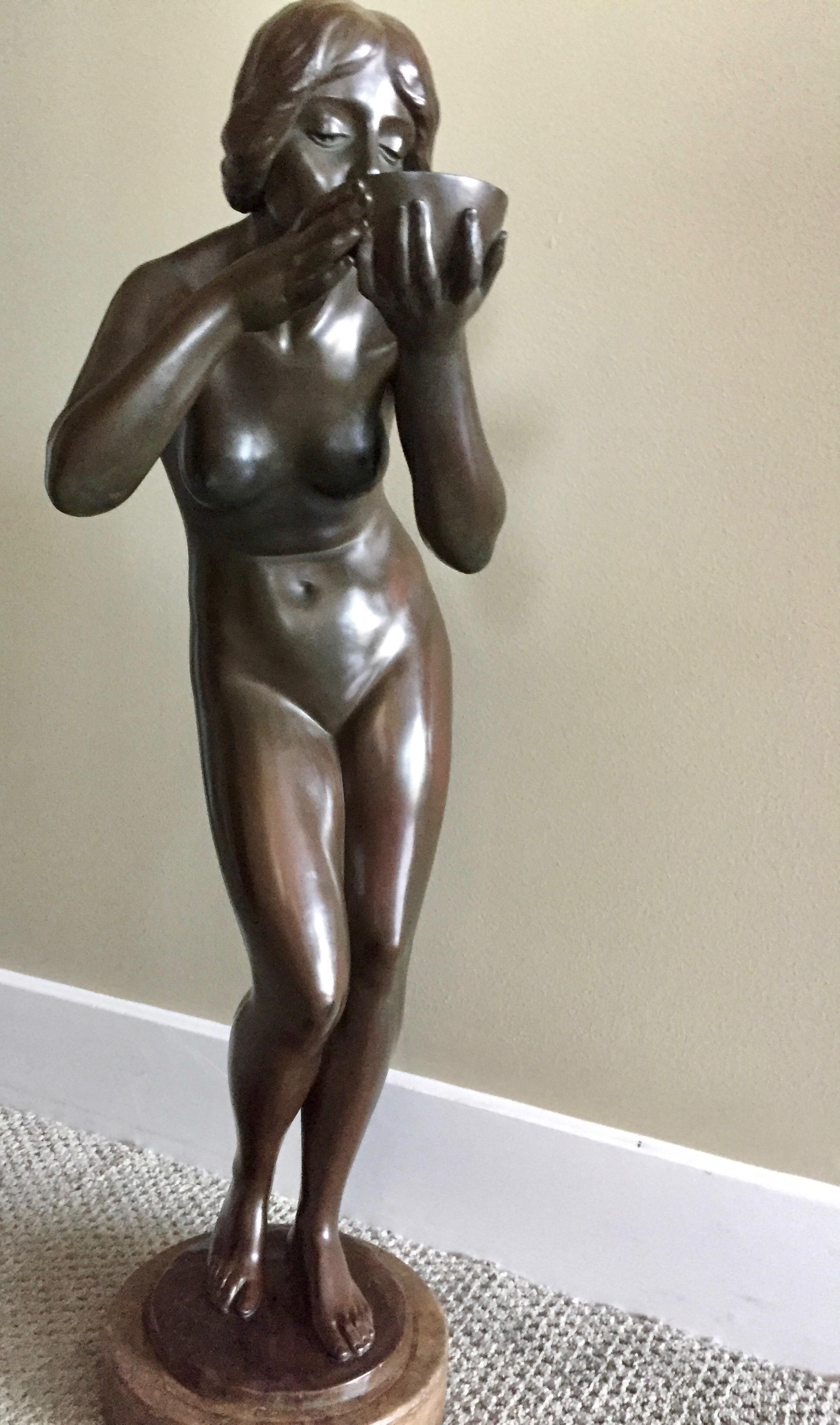 Victor Heinrich Seifert (1870 - 1953) 
Die Trinkende, c. 1900
Alto 26,25 pulg. x Ancho 8 pulg. x Fondo 11,38 pulg.
Bronce con pátina marrón

El artista austriaco Victor Heinrich Seifert es conocido por sus esculturas de bronce. Estudió en la Escuela