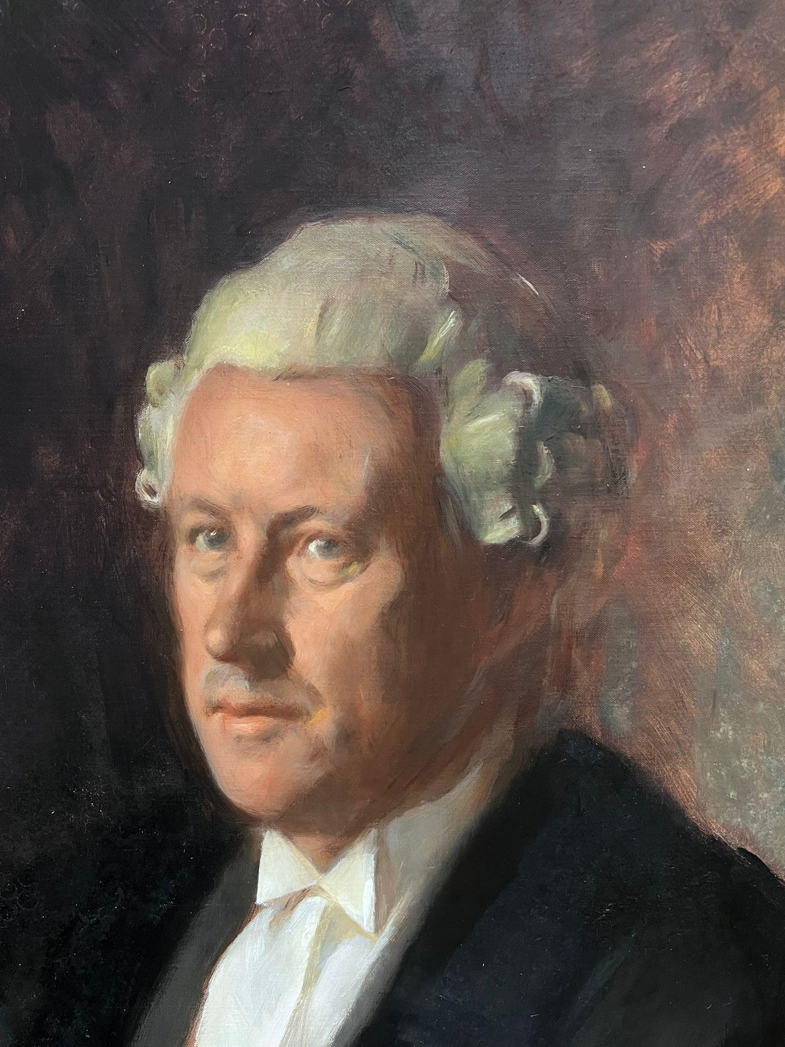 Grande ritratto britannico degli anni '70 di un avvocato con parrucca, dipinto ad olio firmato - Painting di Victor Hume Moody
