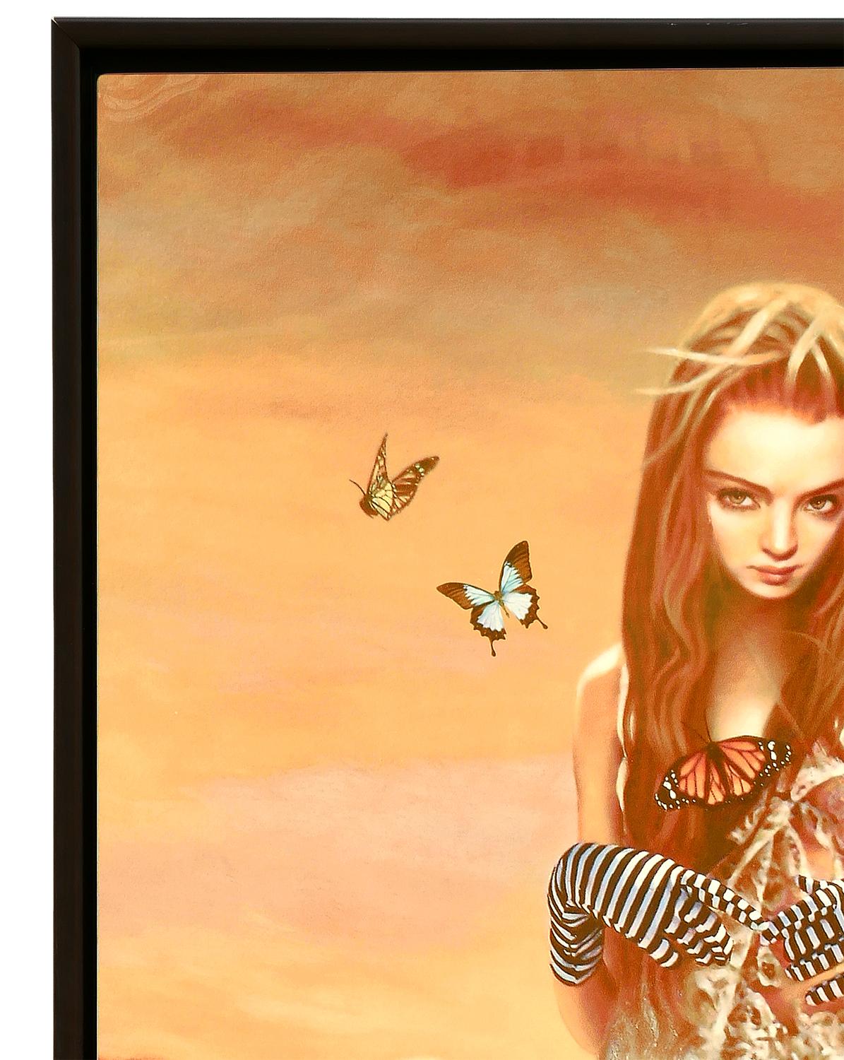 Impresión figurativa surrealista abstracta de tonos amarillos sobre metal del artista Vic Lee / Victor Lee. La obra representa a una joven con un delicado vestido y un estampado de peces koi en un estanque. La dama se alza sobre un paisaje rocoso y