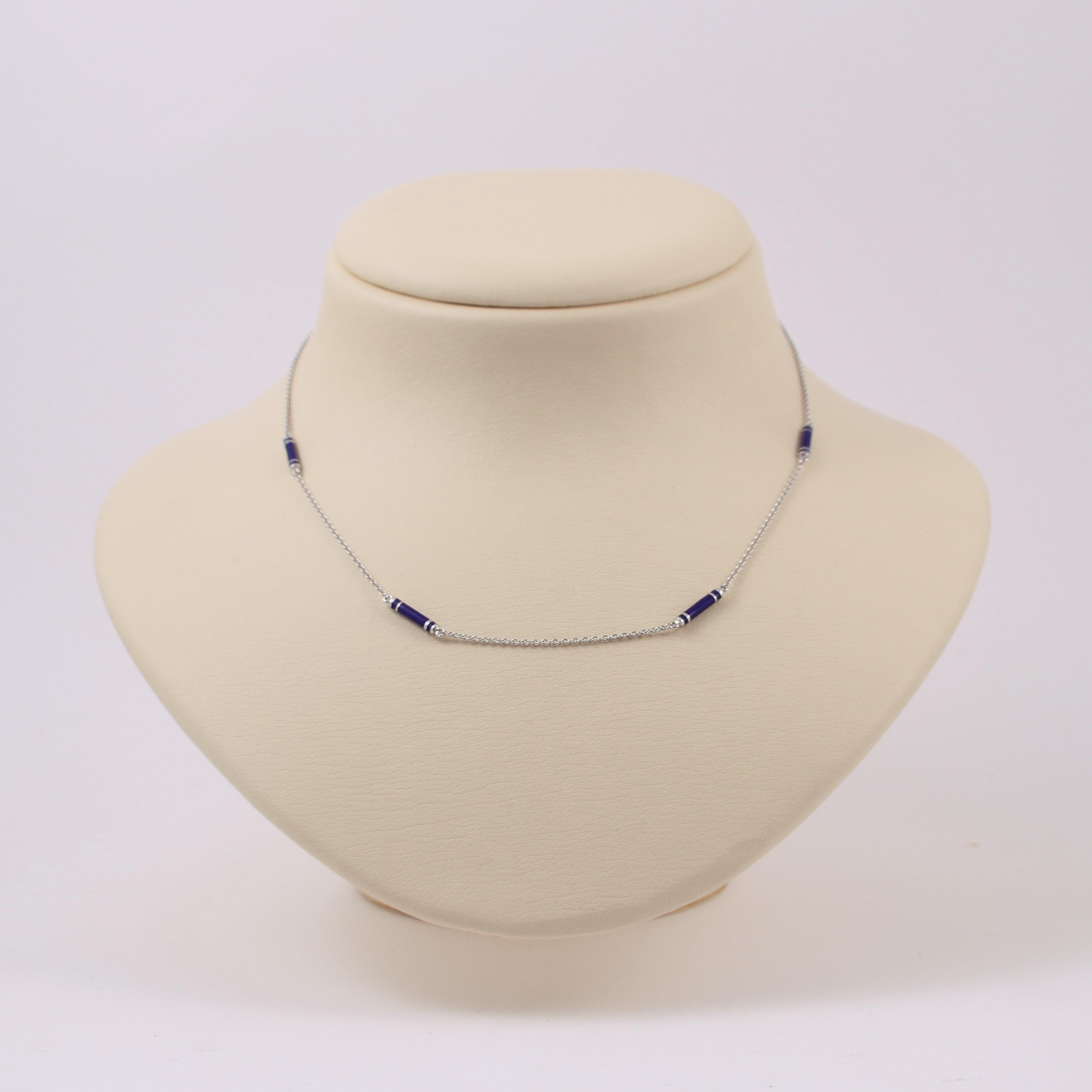 Contemporain Victor Mayer, collier chaîne en or blanc 18 carats avec quatre maillons en émail bleu vitreeux en vente