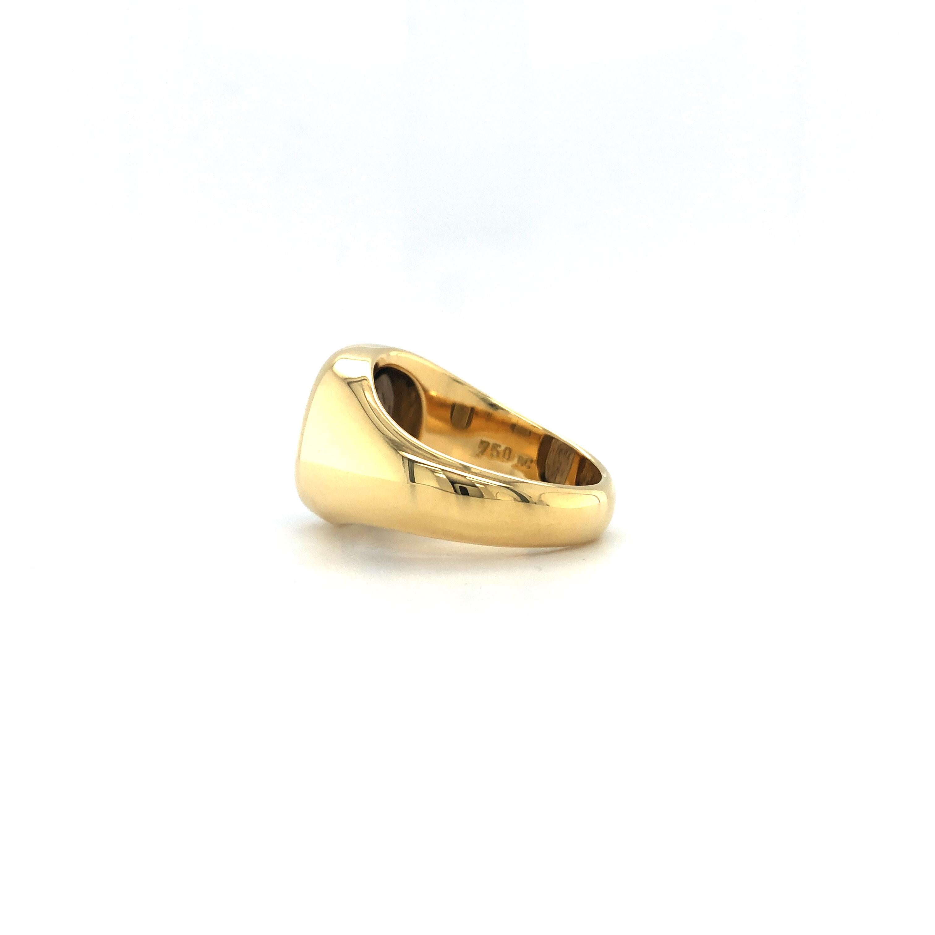 Victor Mayer Antique Signet Ring 18k Yellow Gold Smoky Quartz with Engraving In New Condition For Sale In Pforzheim, DE