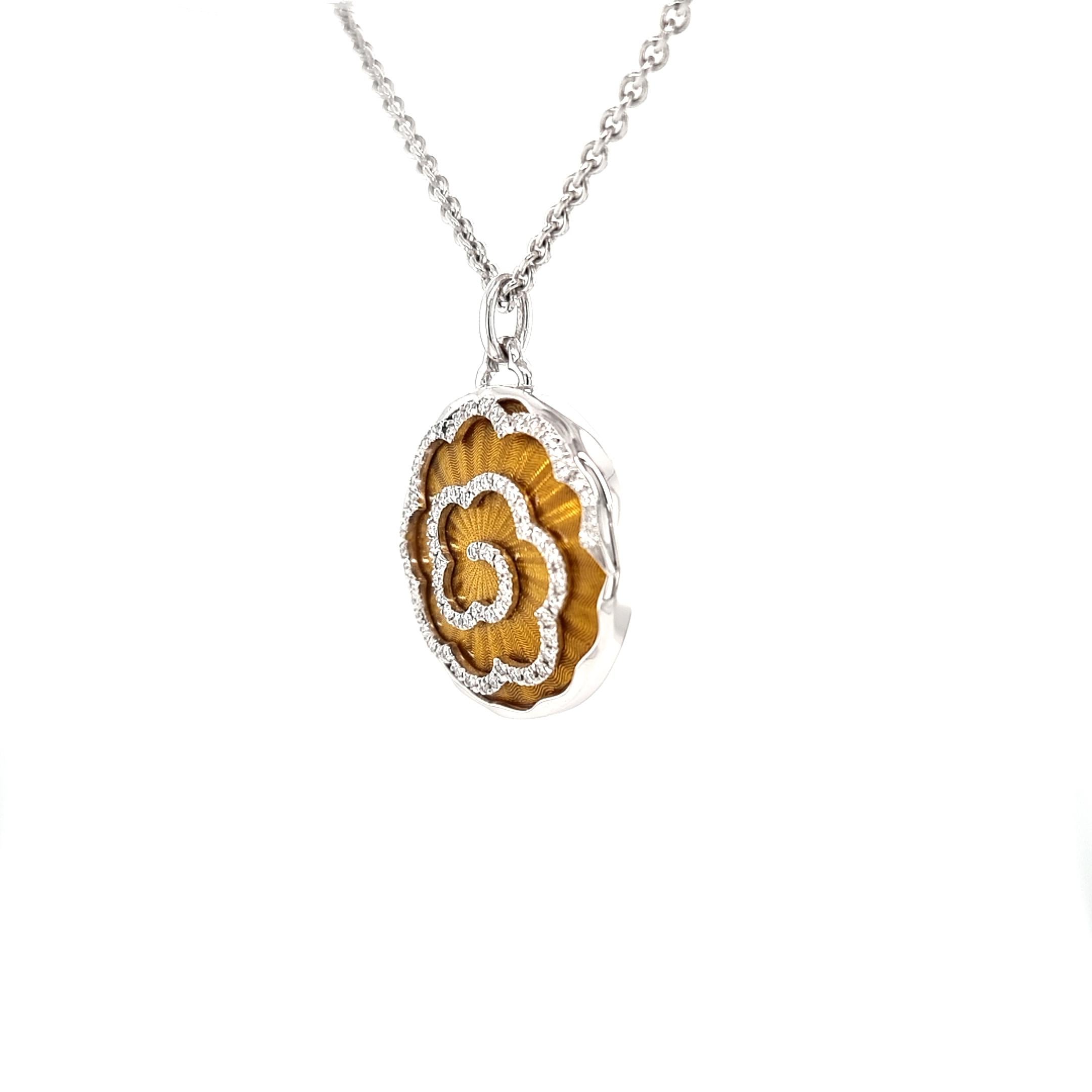 Pendentif rond en or blanc 18 carats, émail jaune ambré guilloché et 72 diamants 0,53 carat Pour femmes en vente