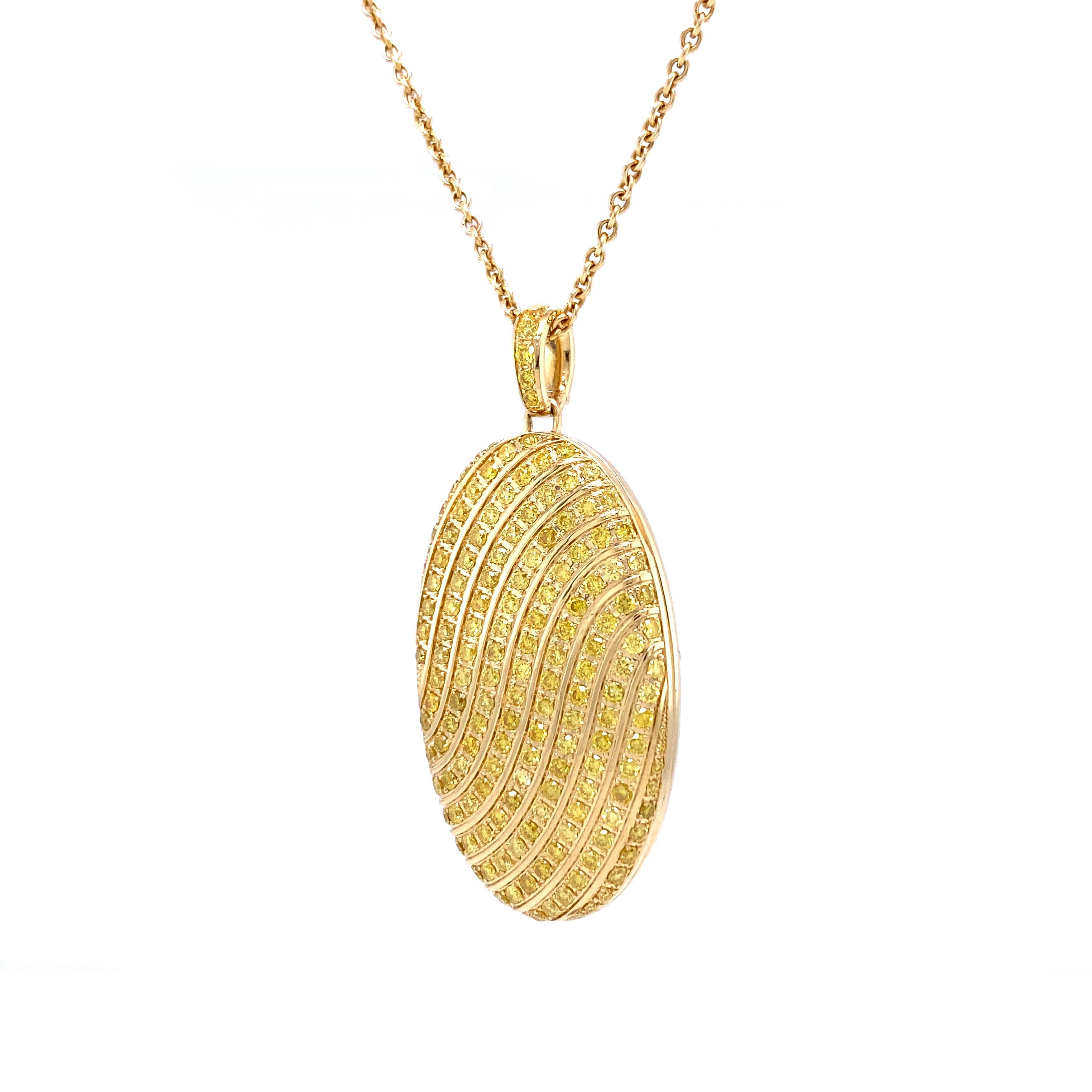 Individuell gestaltbarer ovaler Medaillonanhänger aus Gelbgold der Collection'S Calima von Victor Mayer, besetzt mit 155 gelben Fancy-Diamanten mit einem Gesamtgewicht von 1,76 ct, G VS. Ungefähre Maße 34,0 mm x 20,0 mm.

Referenz: