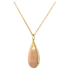 Dew Drop Anhänger - 18k Gelbgold - Opalescent White Vitreous Emaille Guilloche