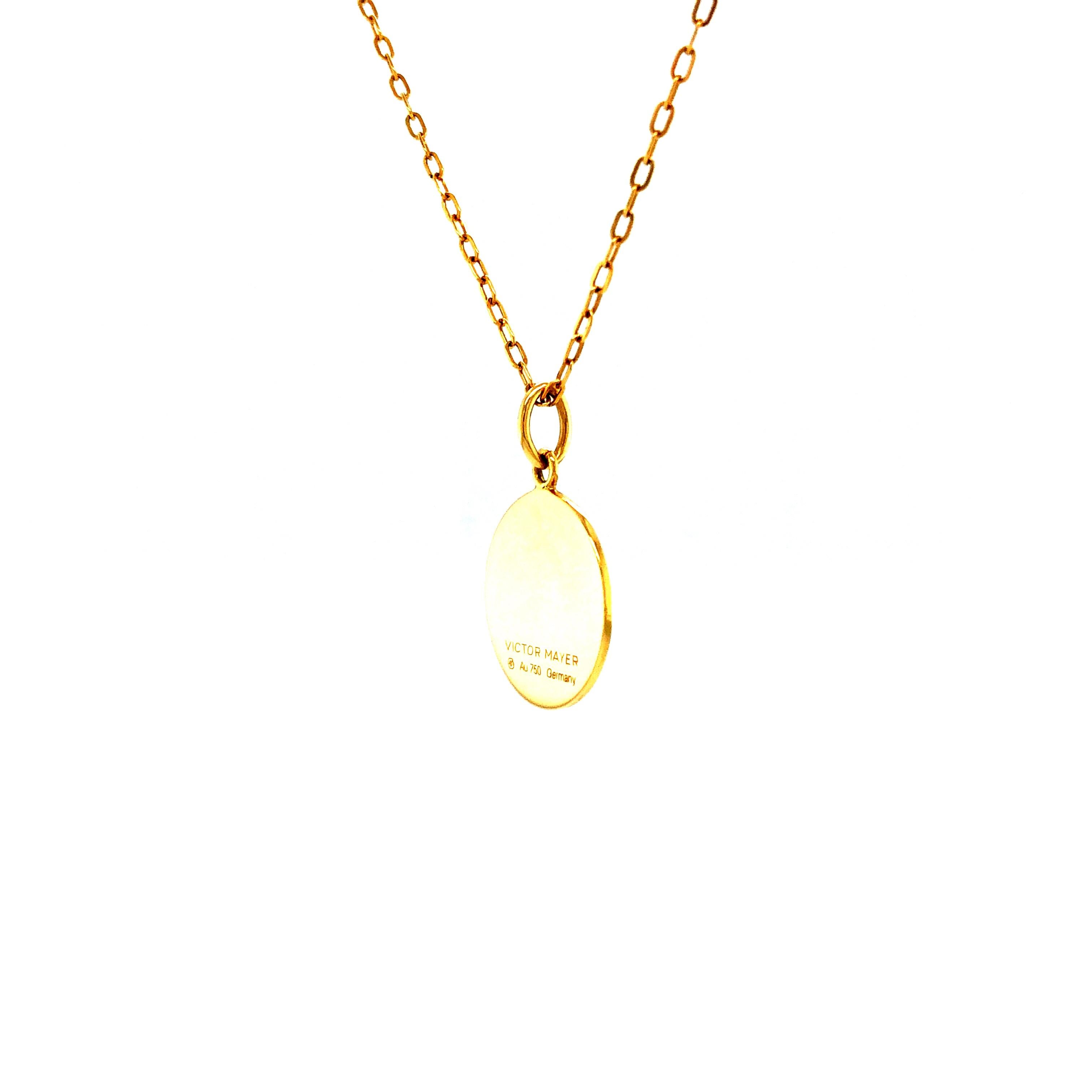 Ciondolo Diskos rotondo in oro giallo 18k con smalto guilloche lampone opalescente 15 mm In condizioni Nuovo in vendita a Pforzheim, DE