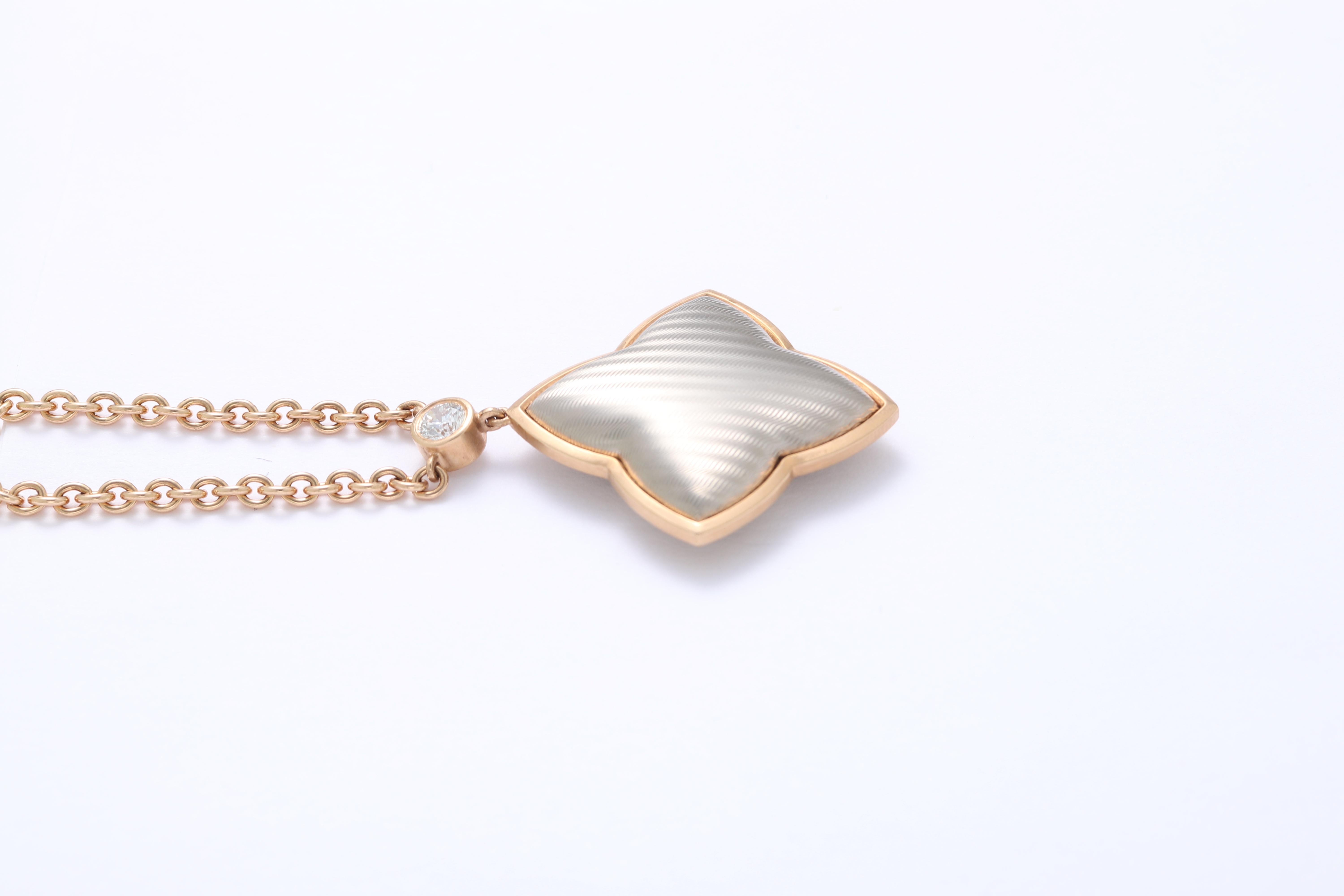 Contemporain Collier Quatrefoil en or rose 18 carats avec 1 diamant 0,16 carat de diamètre 26,3 mm en vente