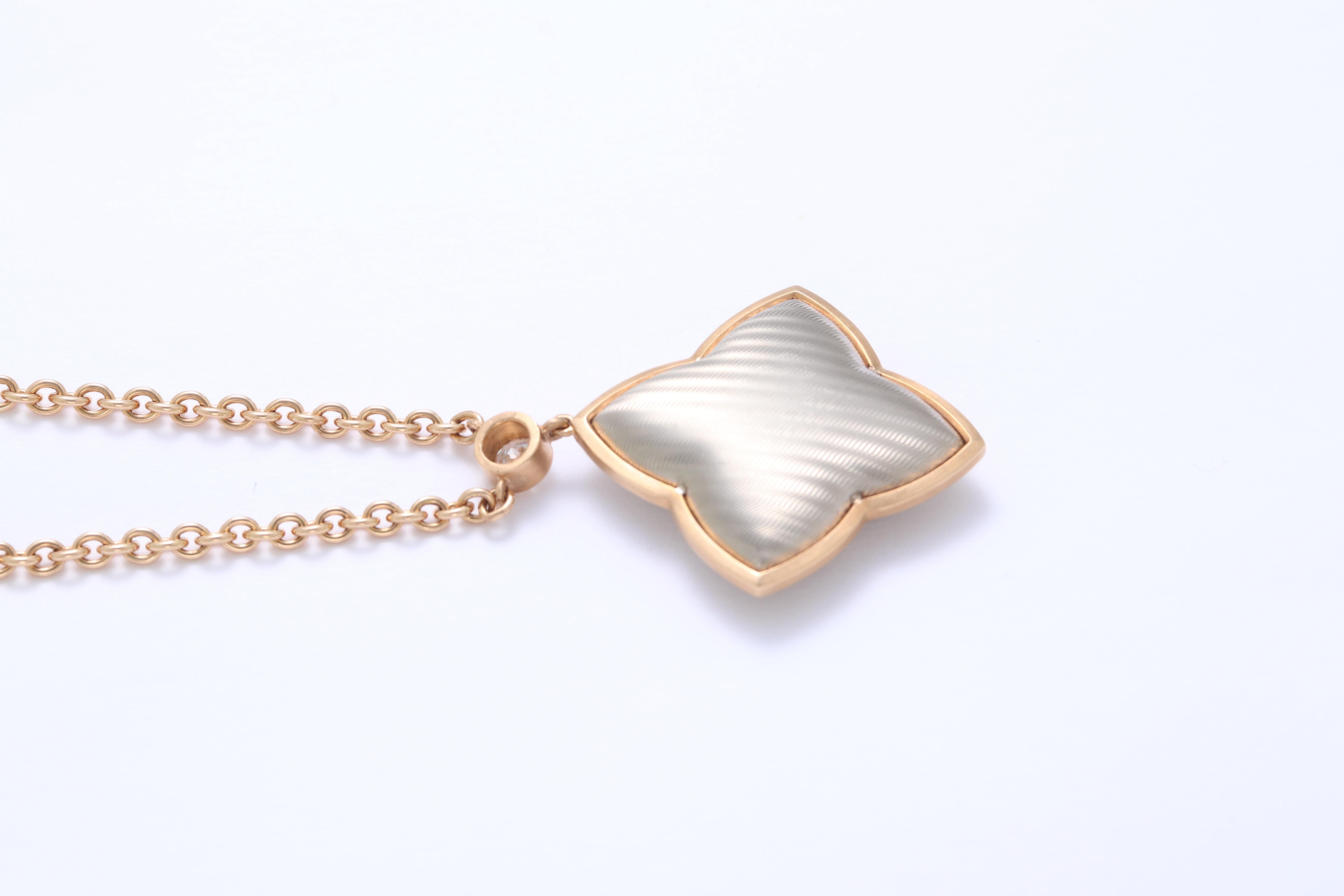 Taille brillant Collier Quatrefoil en or rose 18 carats avec 1 diamant 0,16 carat de diamètre 26,3 mm en vente