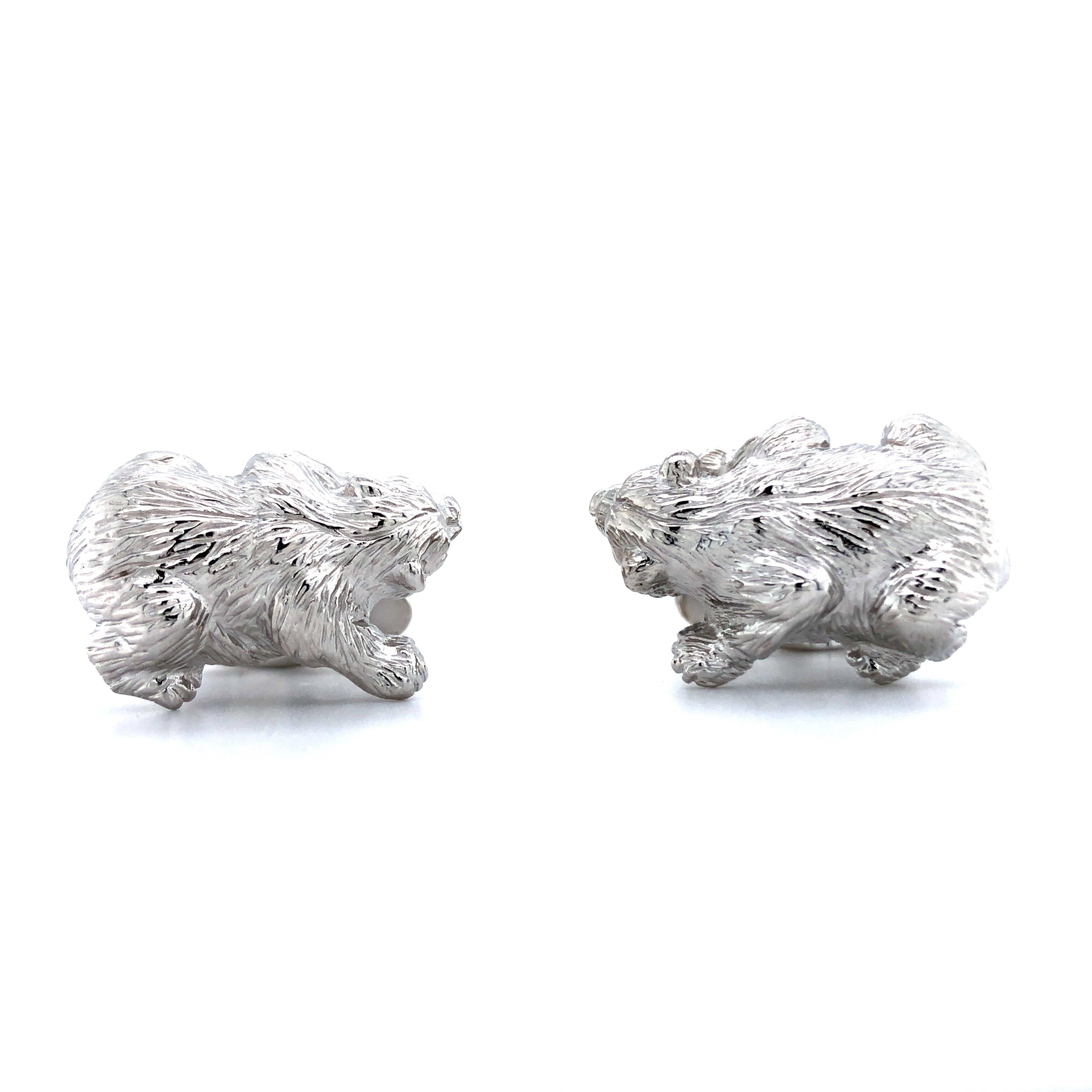 Hallmark Bär Manschettenknöpfe in Silber

Manschettenknöpfe, 925 / - Silber
Aktenzeichen: 49313/00/00/00/500
MATERIAL: 925/- Silber
Abmessungen: 18 mm x 27 mm

Über Victor Mayer 

Sinnlich, exotisch, kultiviert und selbstbewusst setzt Victor Mayer