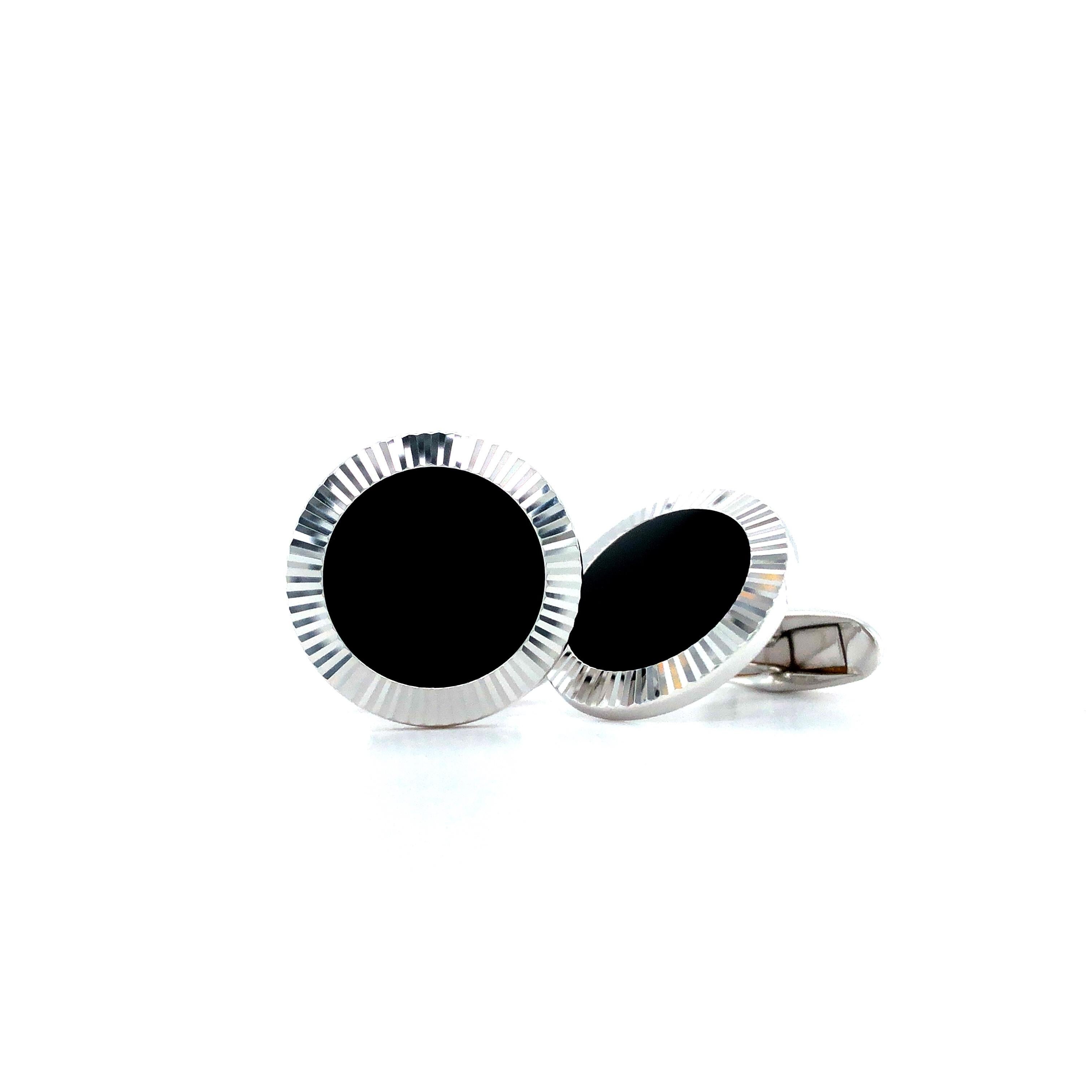 Boutons de manchette Hallmark en argent sterling avec onyx

Boutons de manchette ronds cannelés en argent sterling 925 massif, plaqué Rhodium, Onyx noir, 19 mm par Victor Mayer
Boutons de manchette fabriqués dans l'atelier de VICTOR MAYER à
