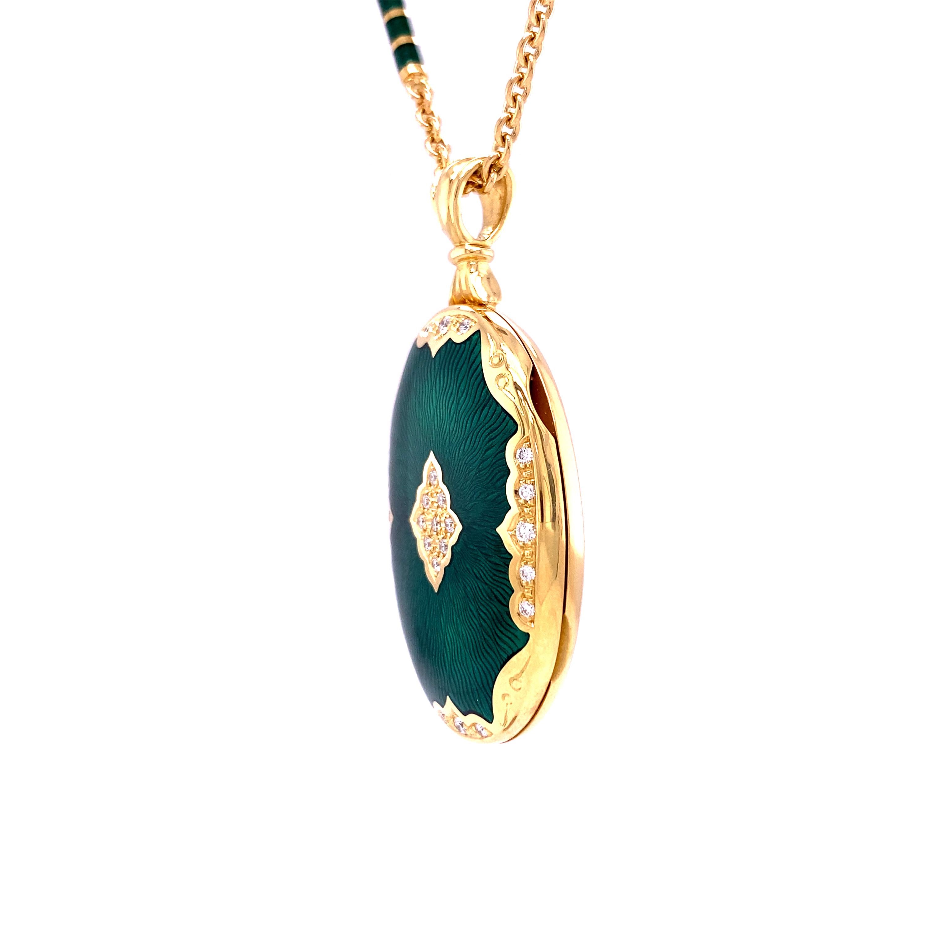 Victorien Médaillon ovale guilloché en or jaune 18 carats, émail vert émeraude et 25 diamants 0,29 carat en vente
