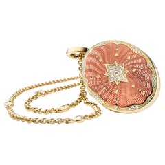 Collier pendentif médaillon ovale en or jaune 18 carats, émail rose et 37 diamants 0,29 carat, certifié GVS