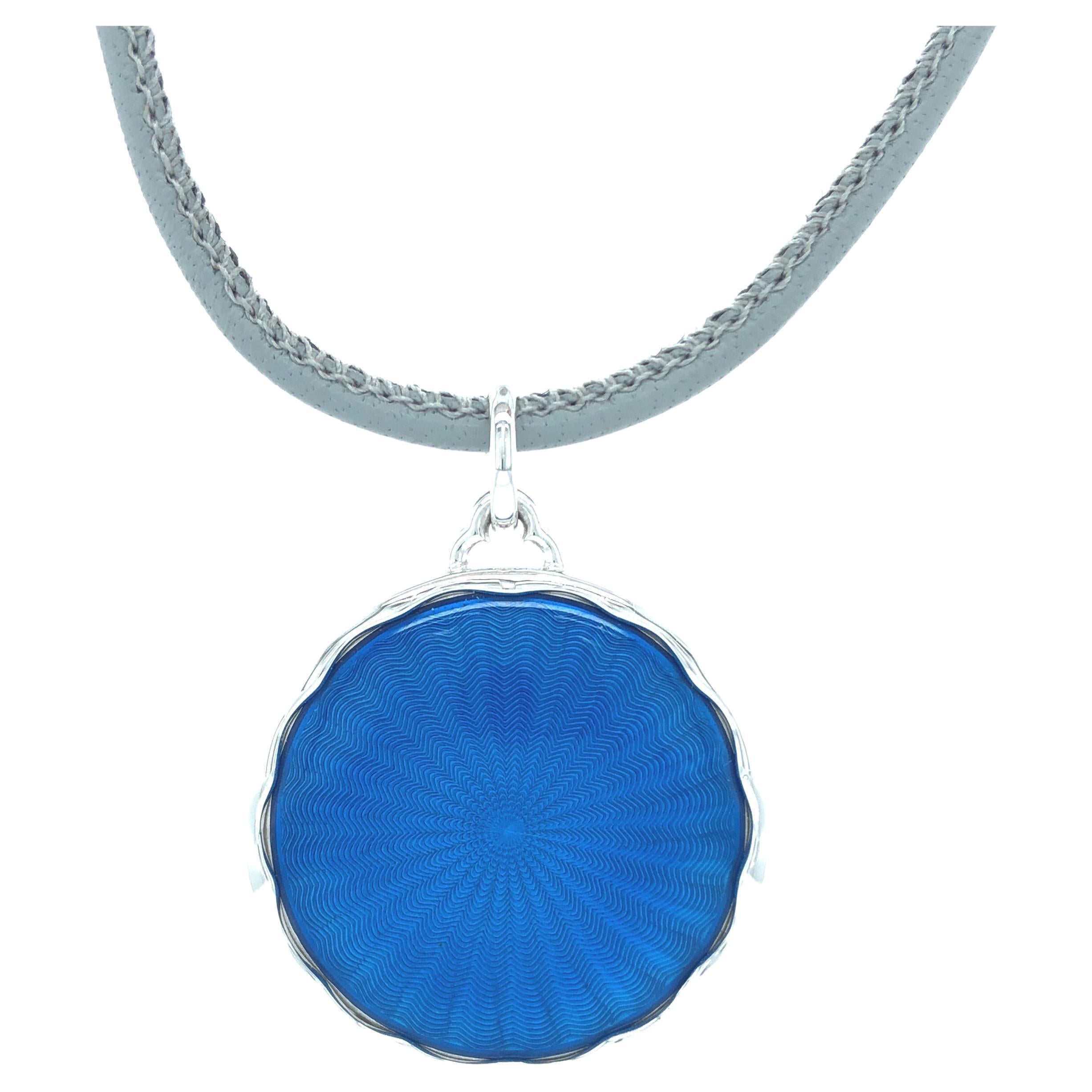 Collier pendentif rond guilloché en or blanc 18 carats et argent sterling 925 carats avec émail bleu