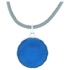 Collier pendentif rond guilloché en or blanc 18 carats et argent sterling 925 carats avec émail bleu