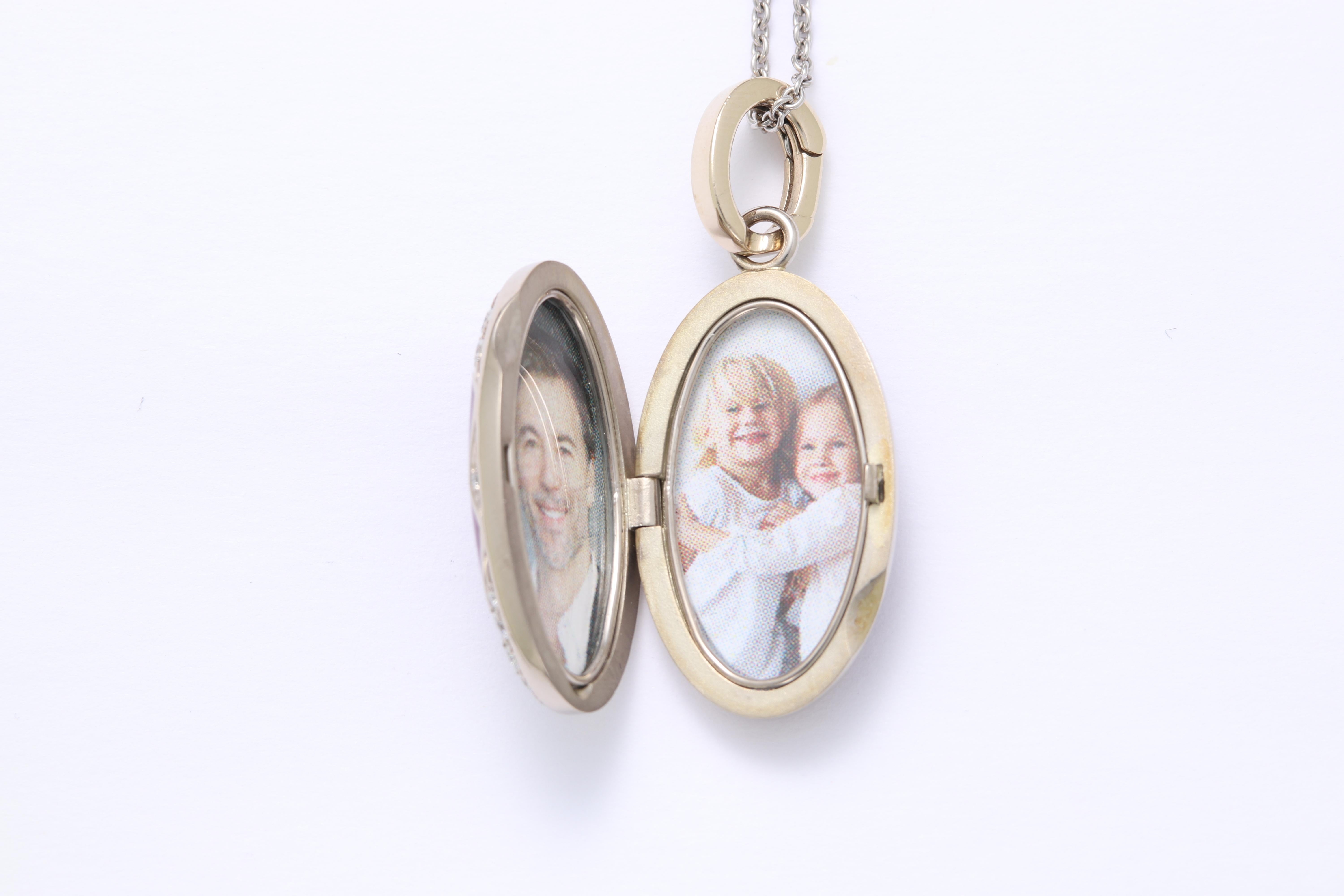 Contemporary Oval Pendant Locket Necklace - 18k Yellow Gold - Enamel 43 Diamonds 0.55 ct G VS For Sale