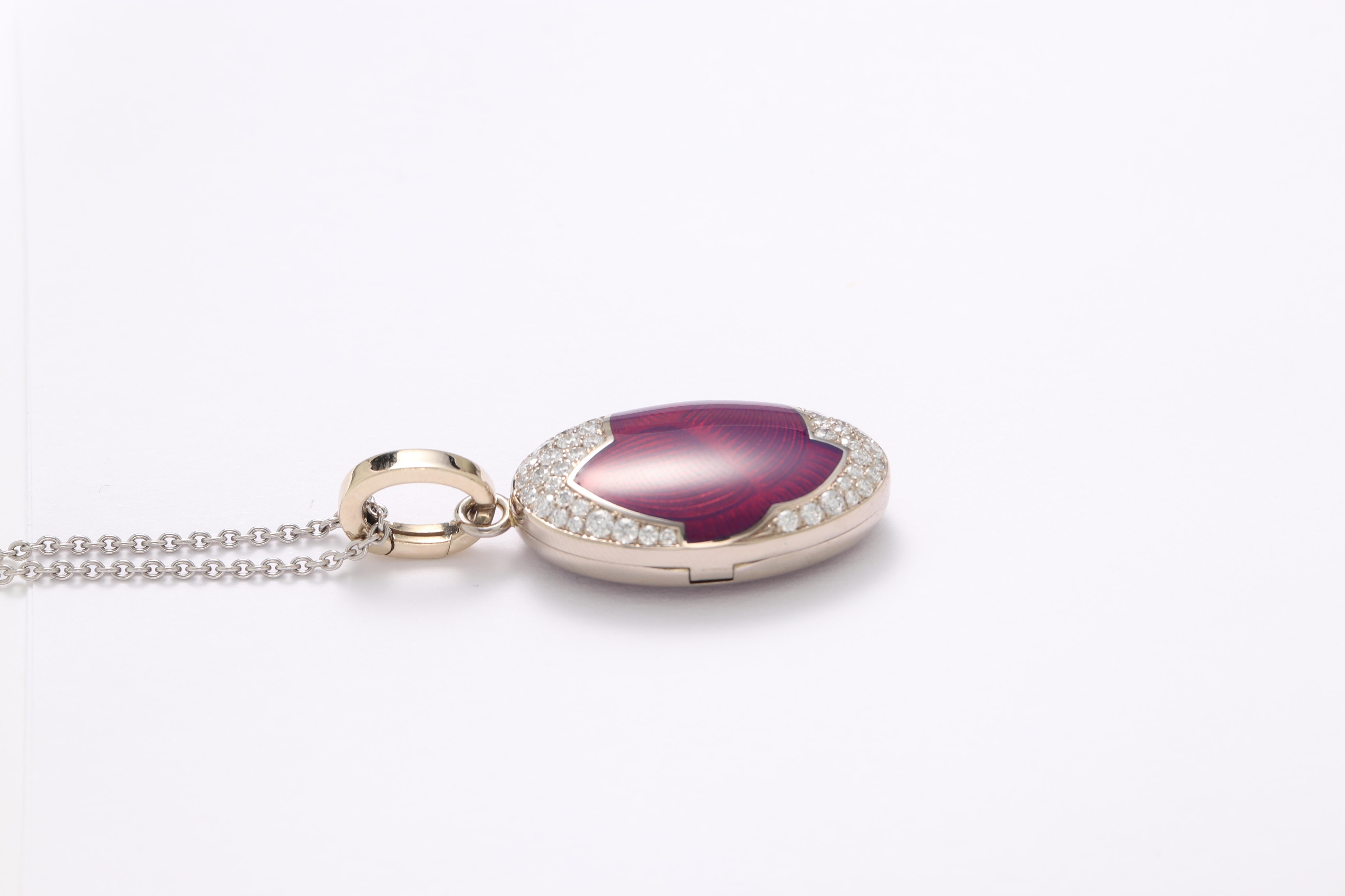 Brilliant Cut Oval Pendant Locket Necklace - 18k Yellow Gold - Enamel 43 Diamonds 0.55 ct G VS For Sale