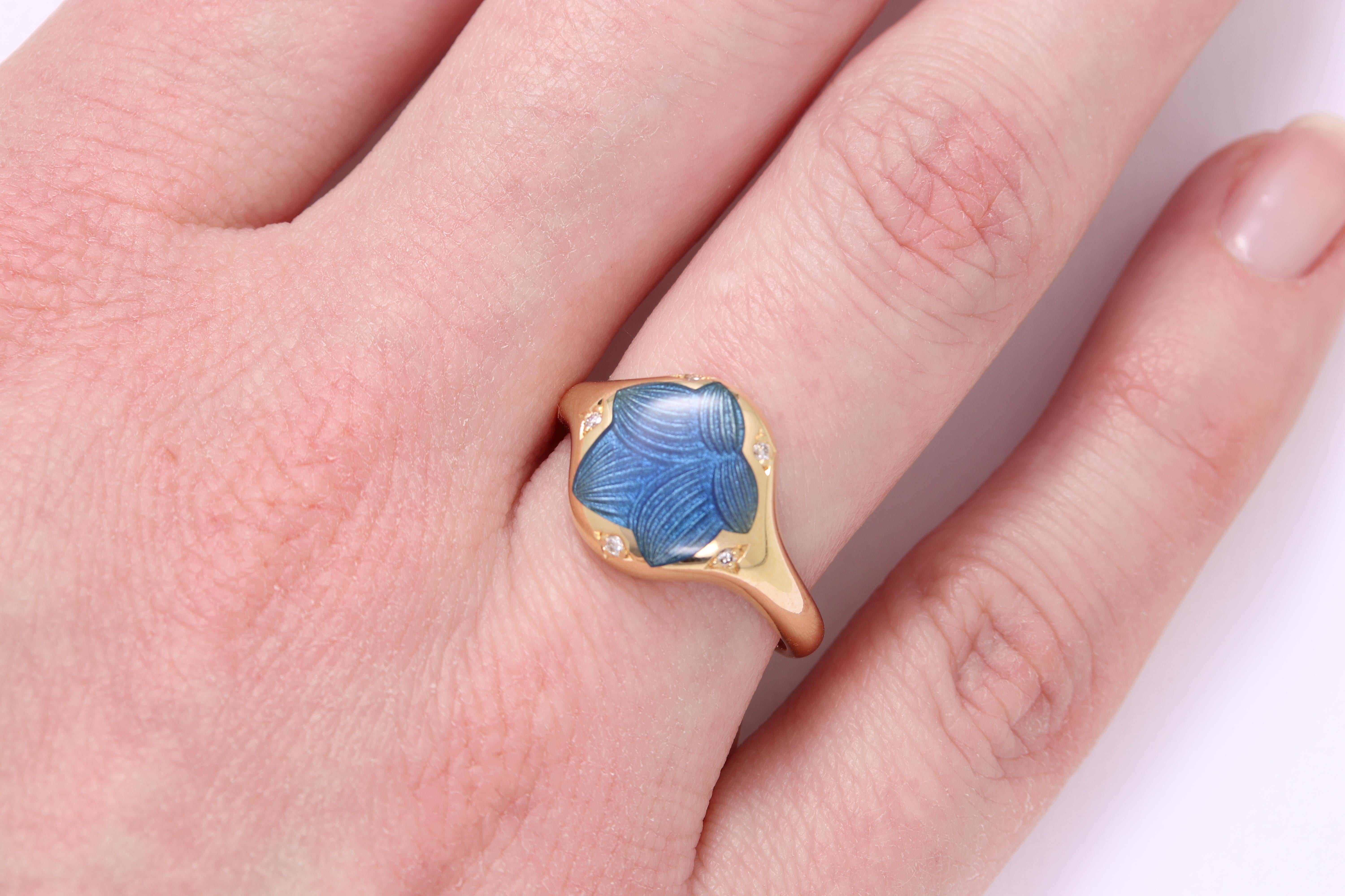 Contemporary Medium Blue Vitreous Enamel Ring Floral Motif 18k Yellow Gold 5 Diamonds 0.03 ct For Sale