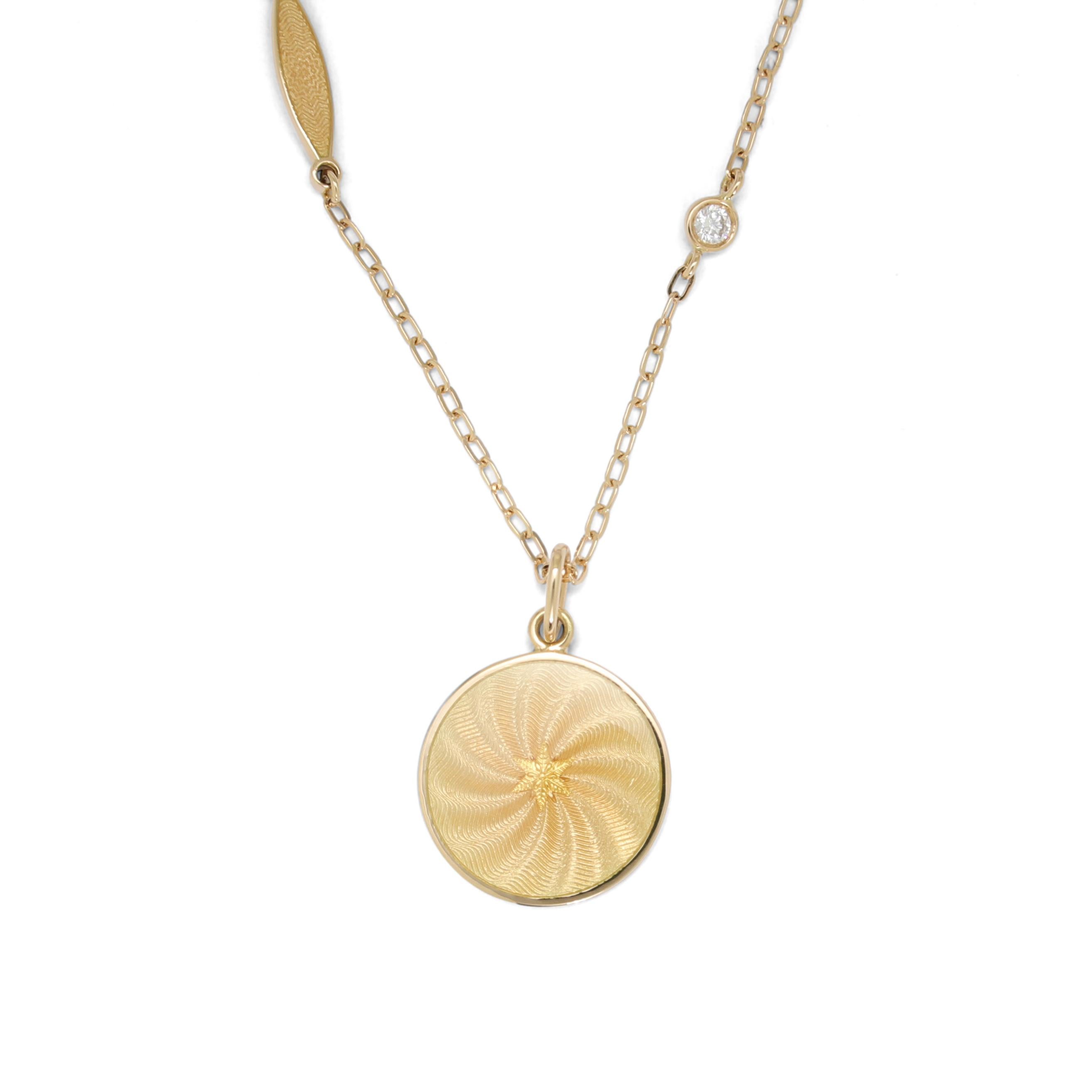 Contemporain Collier en or jaune 18 carats avec émail vitreux transparent et 2 diamants de 0,10 carat, 46,0 cm en vente