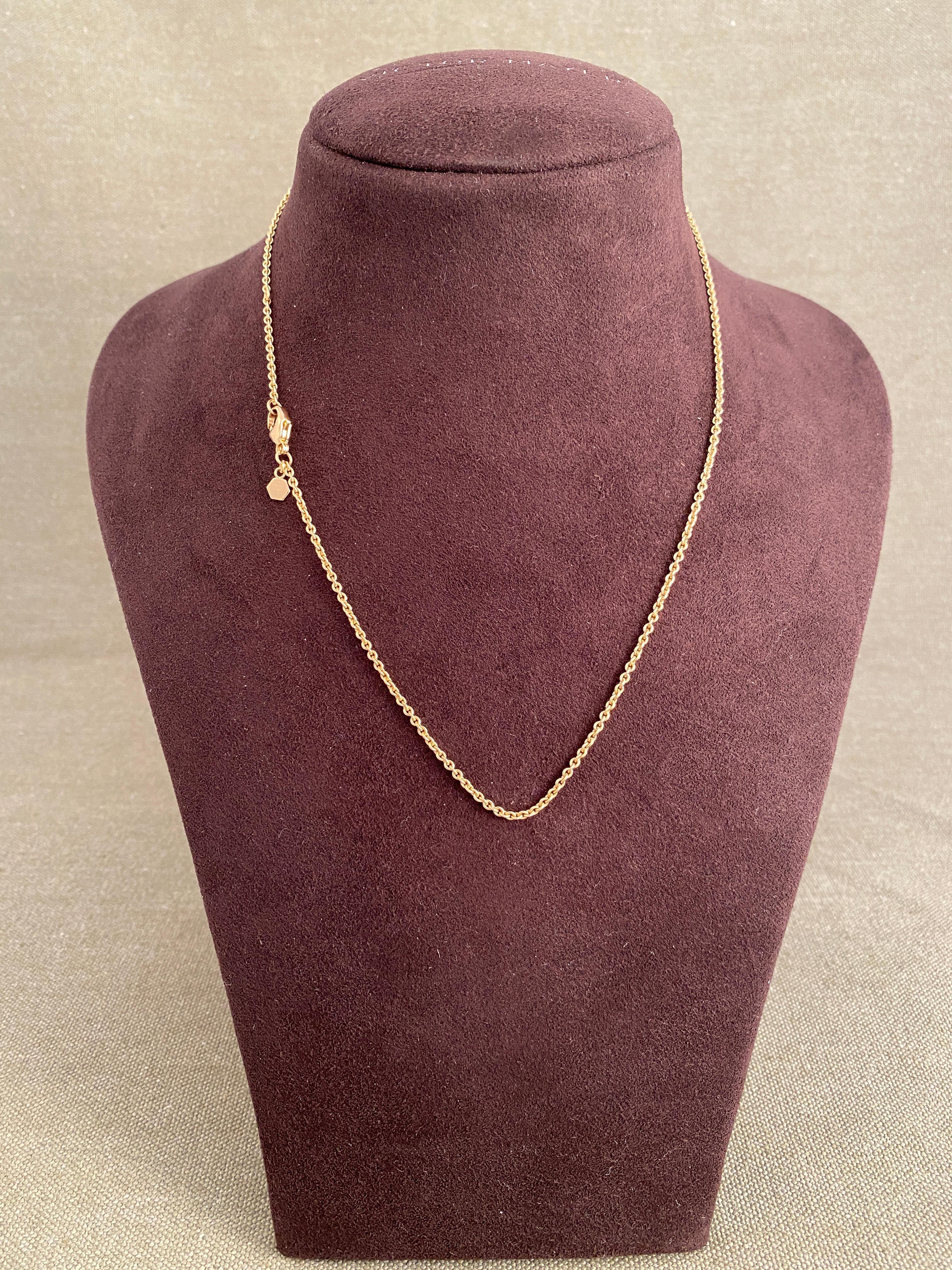 
Victor Mayer Spurenkette (Ankerkette) Made in Germany
Aktenzeichen: V1620/00/00/00/10246
MATERIAL: 18k Gelbgold
Abmessungen: 46 cm Länge 
Besondere Merkmale: Karabinerverschluss. Zusätzliche Öse zur Verkürzung der Kette. Sechseckige Signaturplatte,