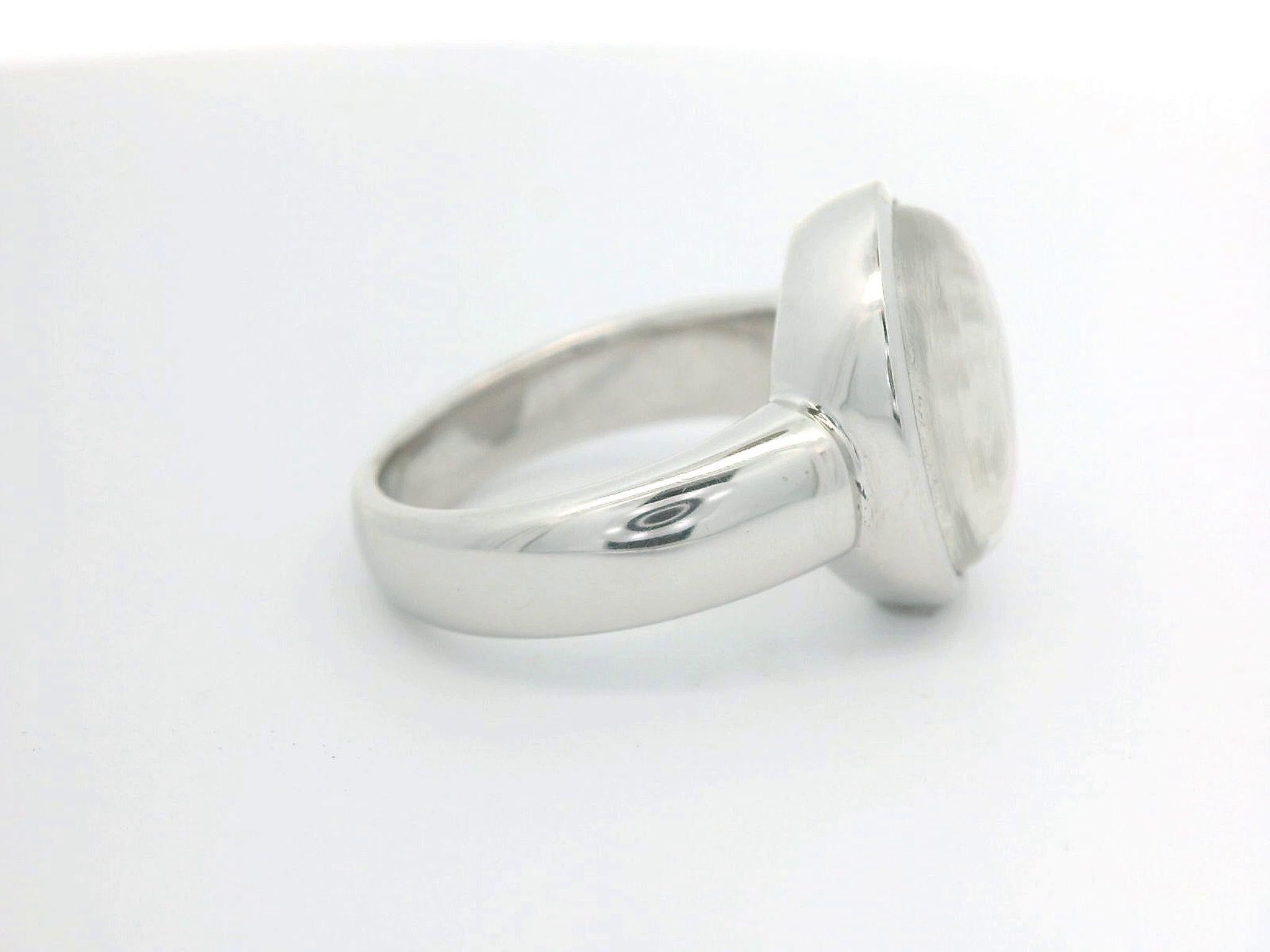 Victor Mayer Oval Signet Ring 18k White Gold, Moon Stone white 14.5 x 11.0 mm with Engraving

Reference: 51139/00/1Z/00/101
Material: 18k white gold
Gemstones: Moon Stone with Engraving
Engraving: Full Coat of Arms
Dimensions: approx. 14.5 x 11.0