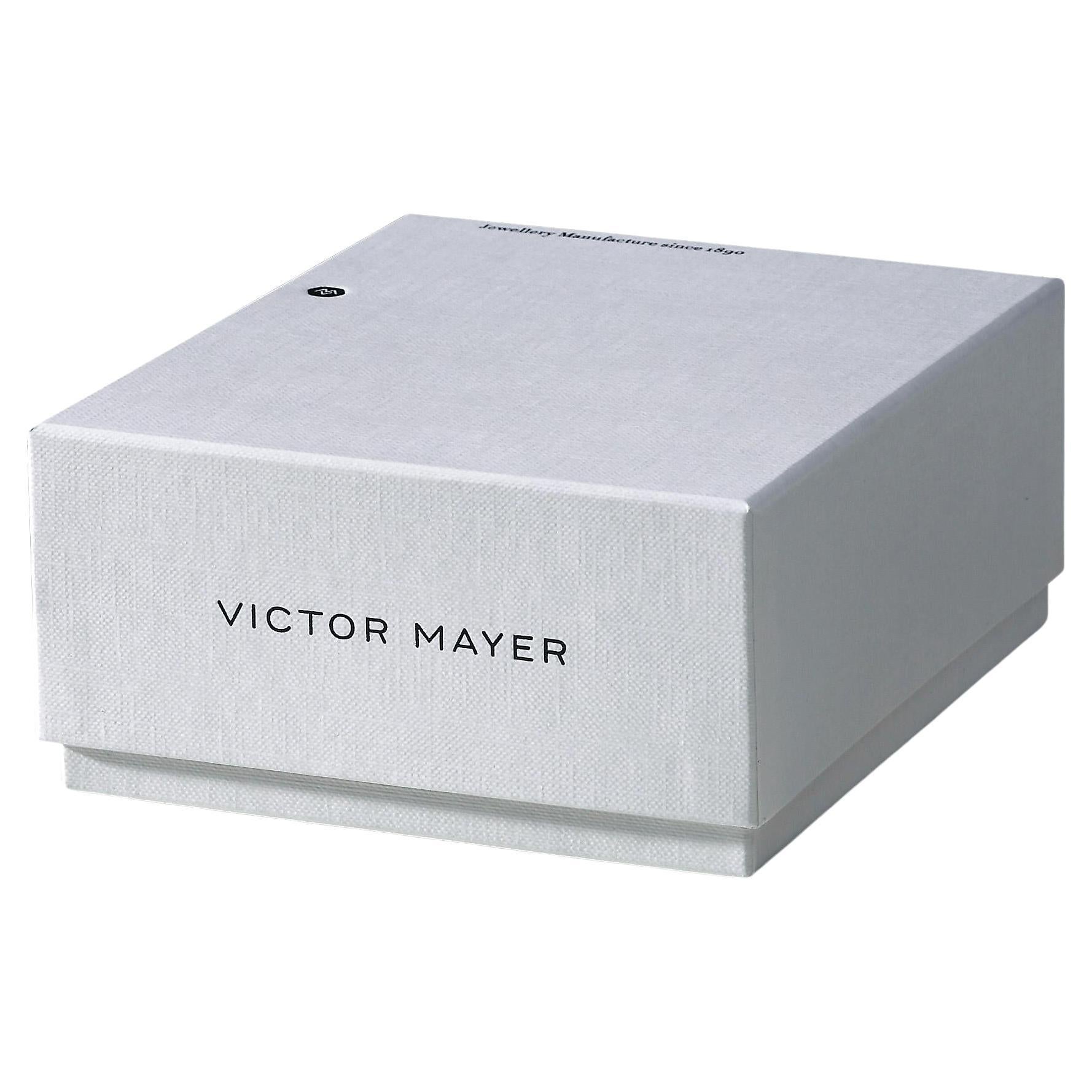 Victor Mayer Oval Signet Ring, 18k White Gold, Moon Stone white with Engraving In New Condition For Sale In Pforzheim, DE