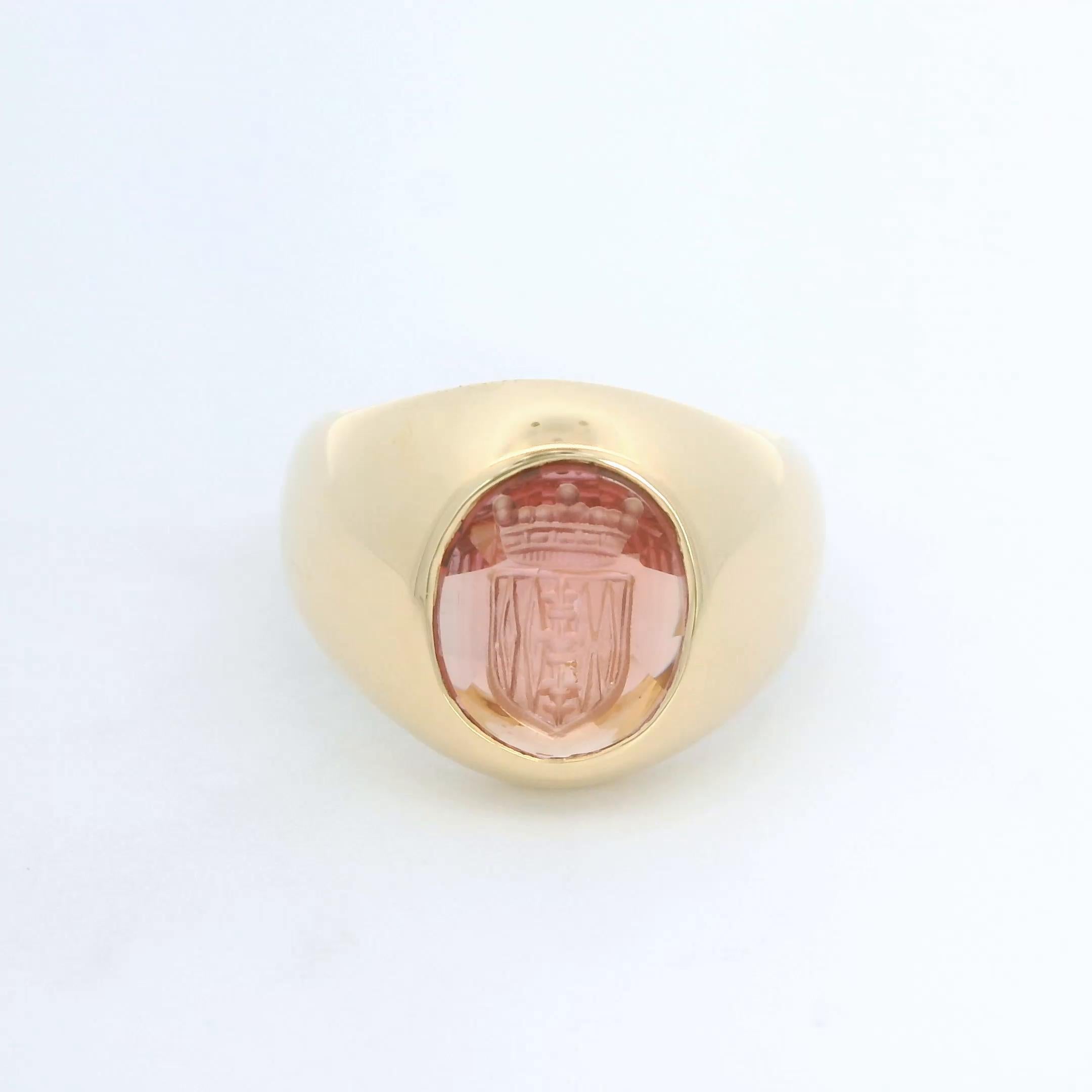 in vendita:  Anello con sigillo ovale Victor Mayer, oro giallo 18 carati, granato 10,8 x 8,5 con incisione 7