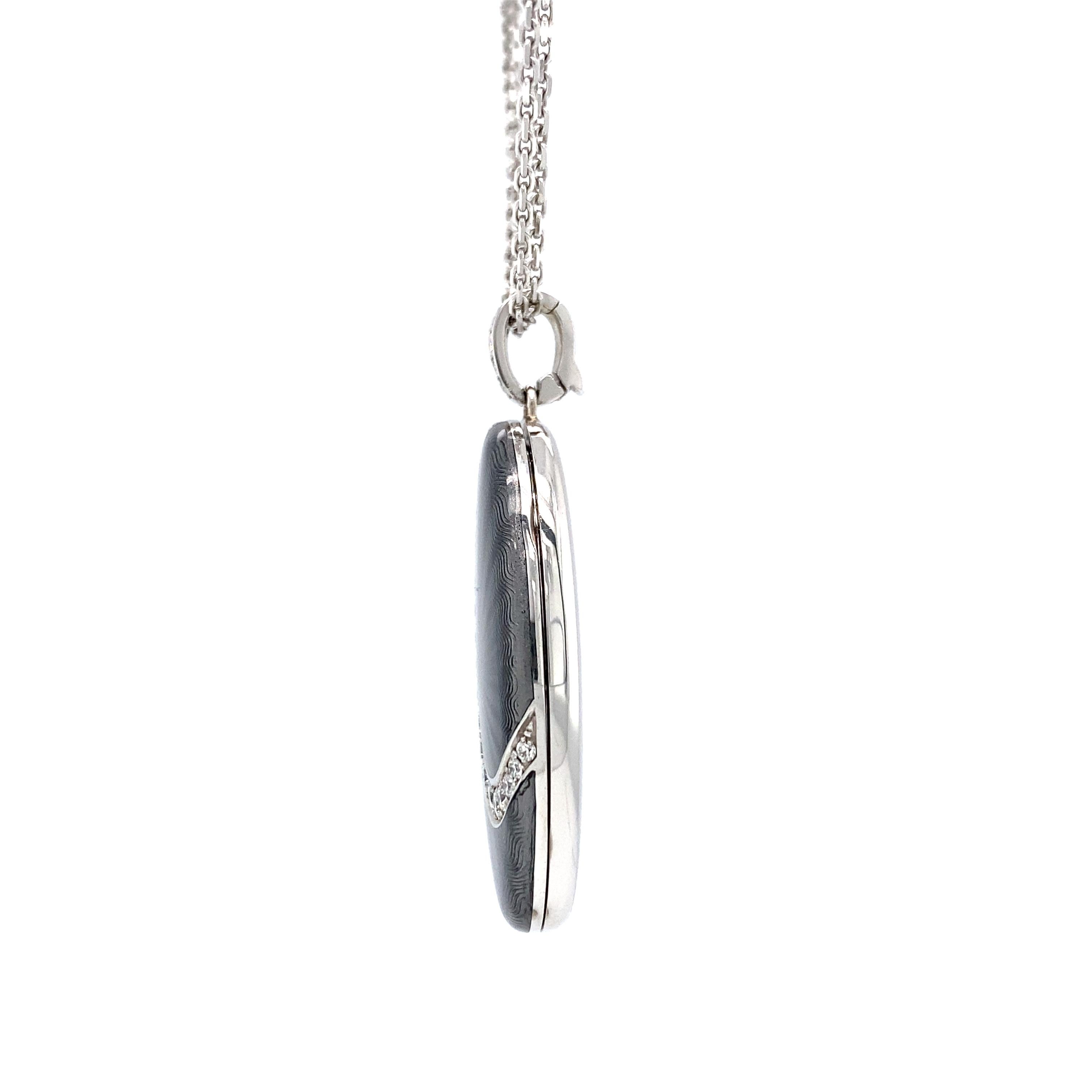 Contemporain Pendentif médaillon ovale en or blanc 18 carats avec émail vitreux gris clair et 27 diamants 0,55 carat en vente