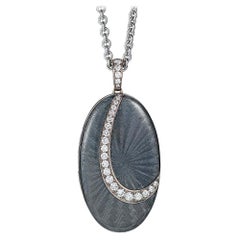 Pendentif médaillon ovale en or blanc 18 carats avec émail vitreux gris clair et 27 diamants 0,55 carat