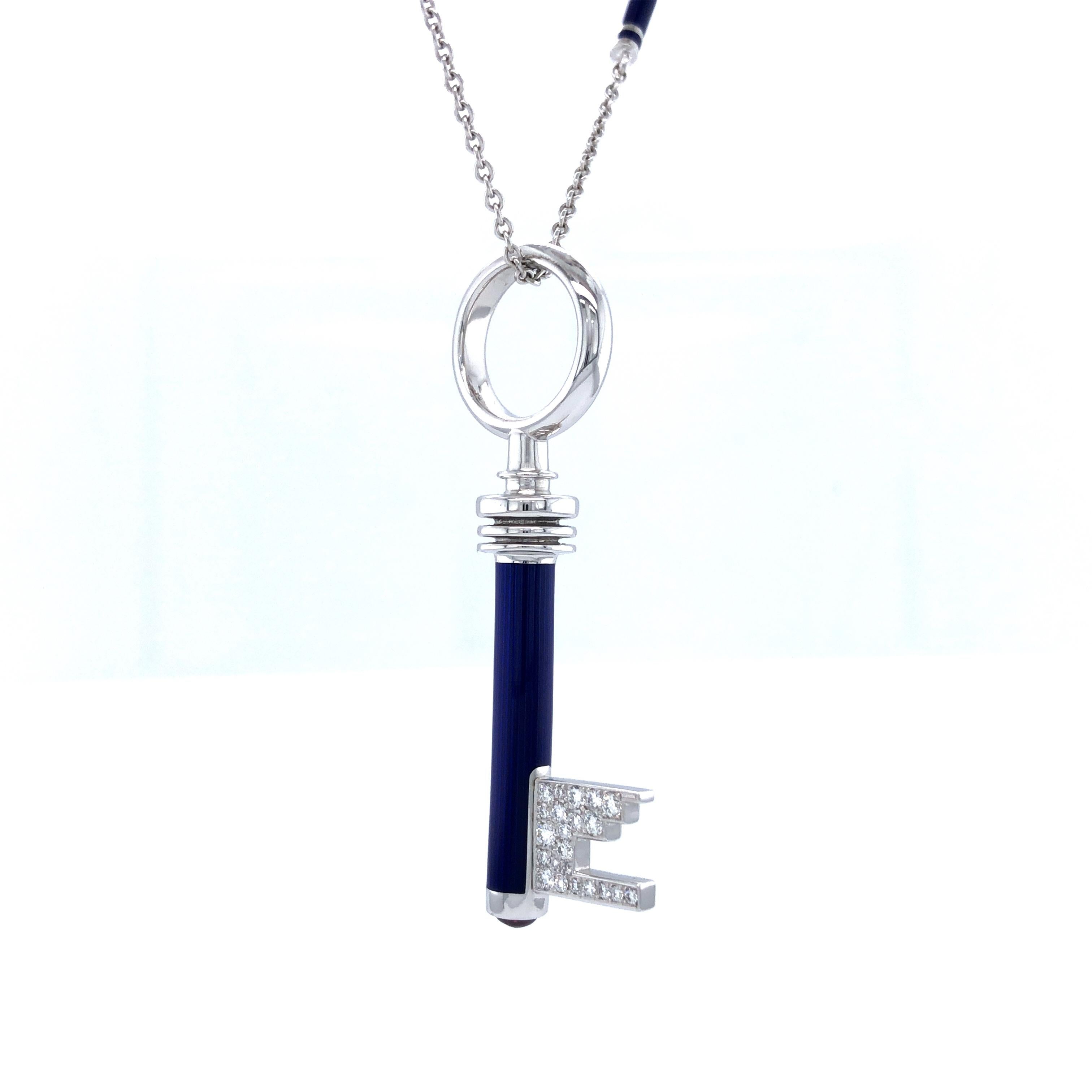 Taille brillant Pendentif clé en or blanc 18 carats et émail bleu vitreux avec 44 diamants 0,36 carat et rubellite GVS en vente