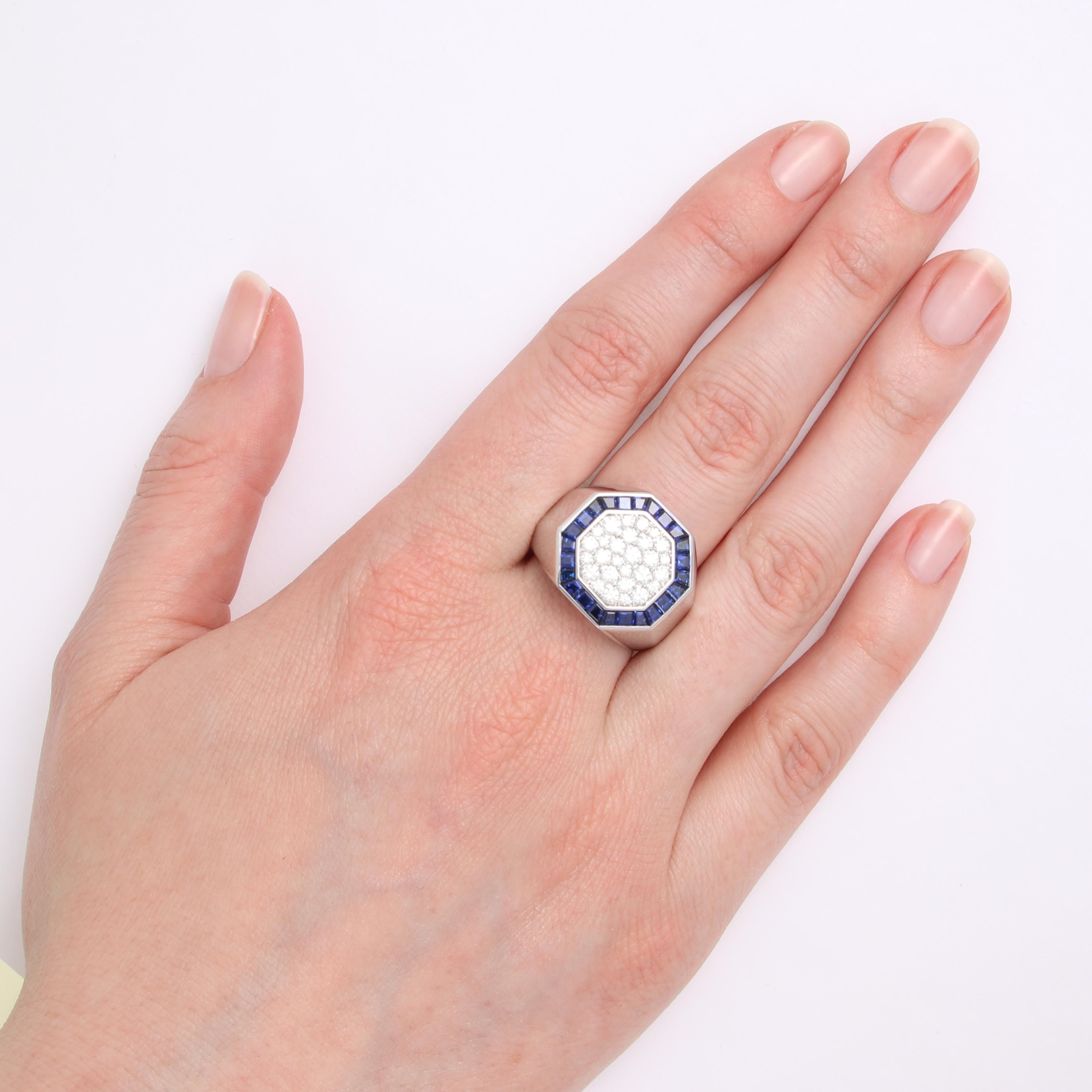 Signet Ring - 18k White Gold - 28 Diamonds 0.85 ct - 24 Sapphires 1.77 ct In New Condition For Sale In Pforzheim, DE