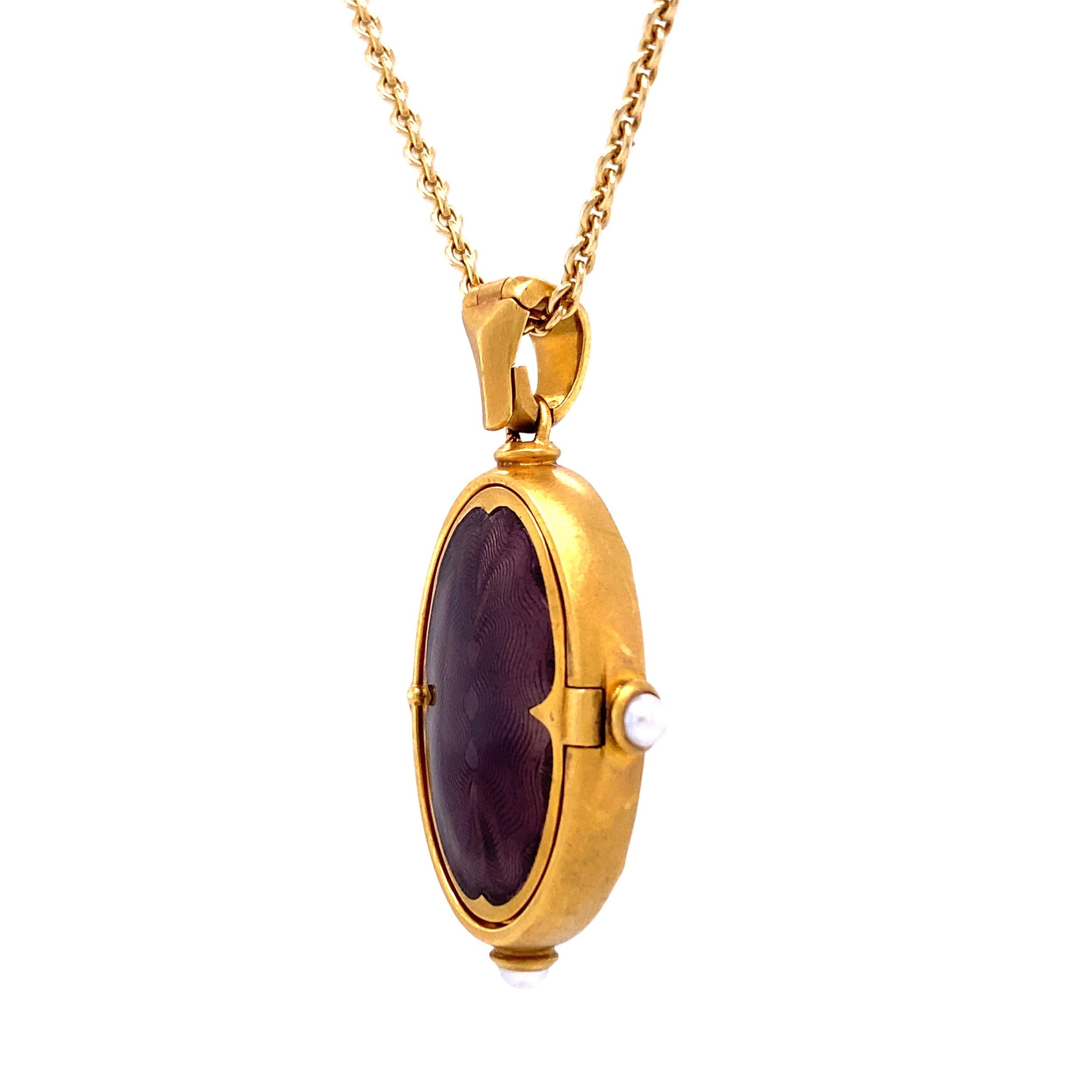 Oval Locket Pendant 18k Yellow Gold Matt Purple Enamel 1 Peridot 3 Akoya Pearls In New Condition For Sale In Pforzheim, DE