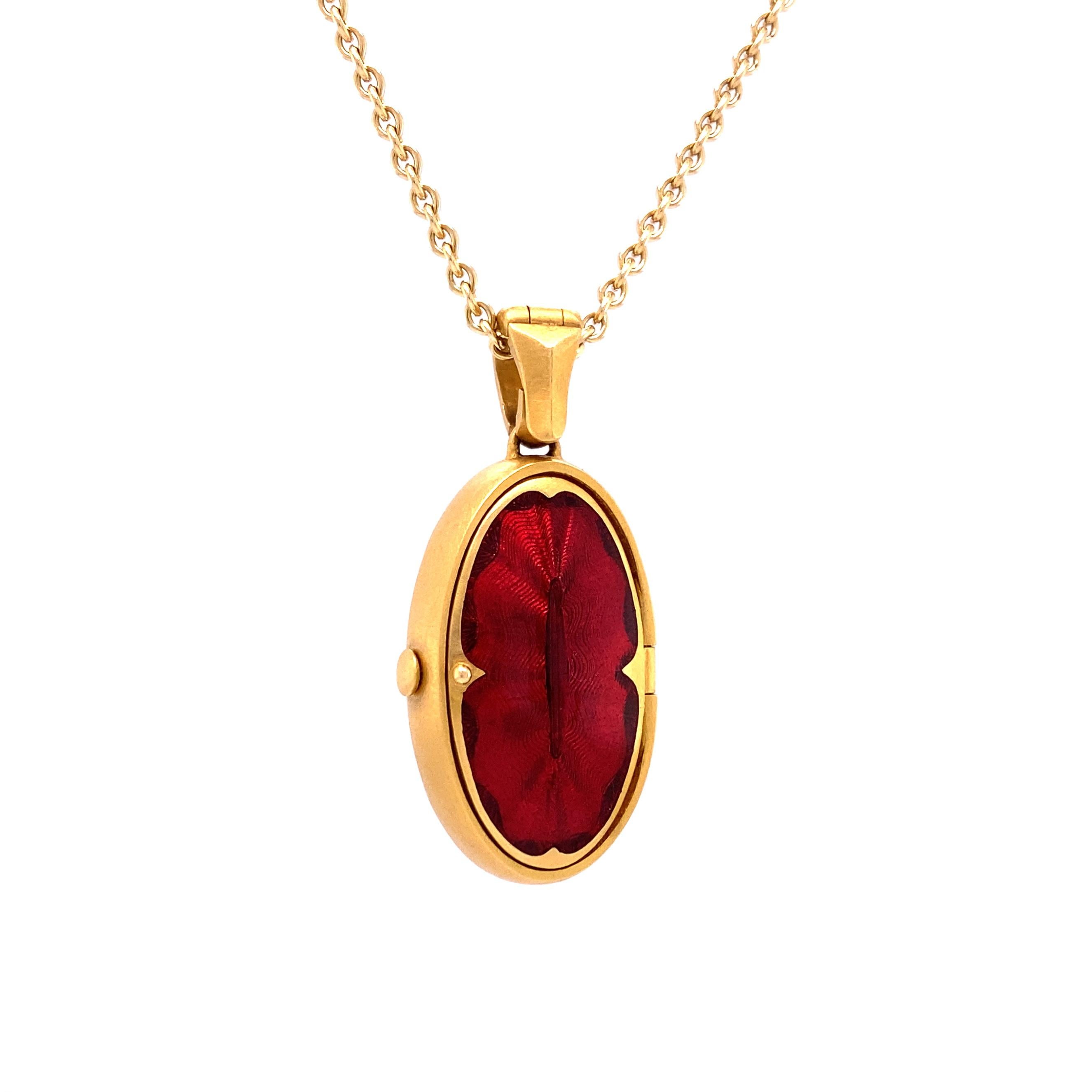 Women's or Men's Oval Pendant Locket 18k Yellow Gold Red Guilloche Enamel Paillons 26.0 x 15.5 mm For Sale