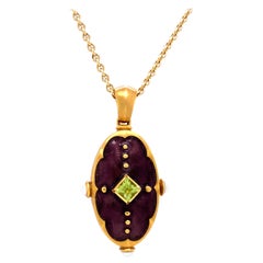 Collier pendentif médaillon ovale en or jaune 18 carats, émail violet, péridots et perles Akoya