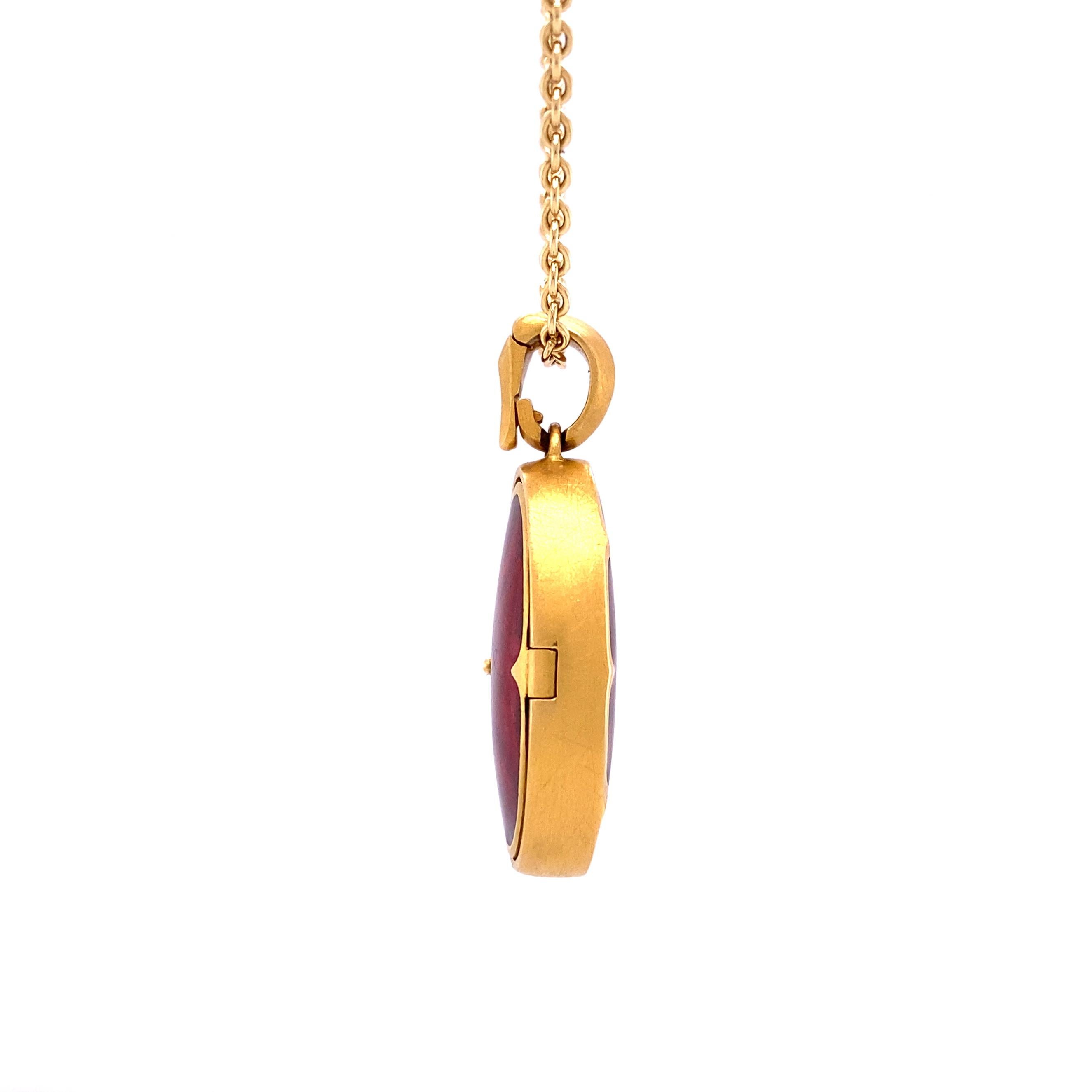 Oval Pendant Locket Necklace - 18k Yellow Gold - Red Guilloche Enamel Paillons In New Condition For Sale In Pforzheim, DE