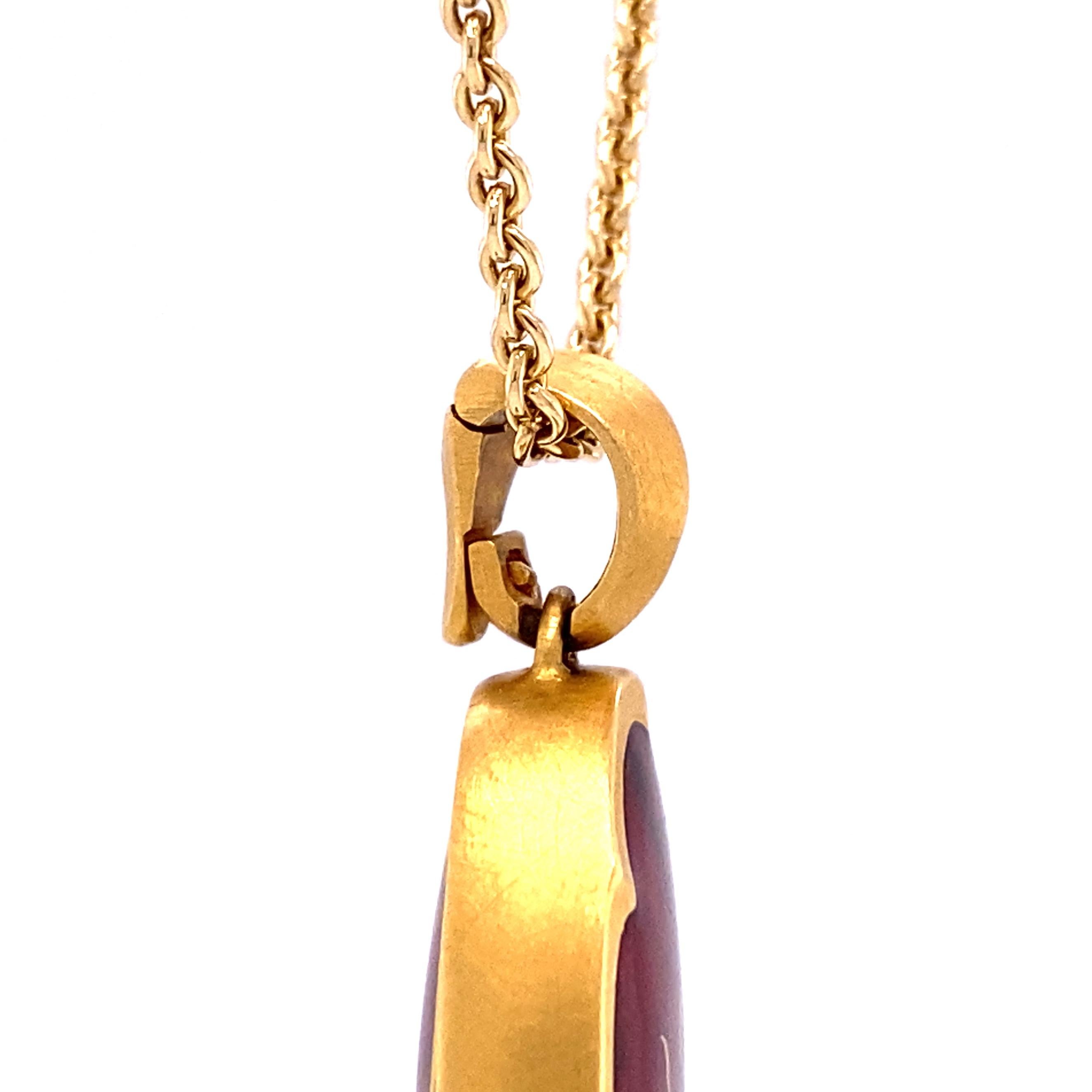 Collier pendentif ovale en or jaune 18 carats et paillons d'mail rouge guilloch en vente 3