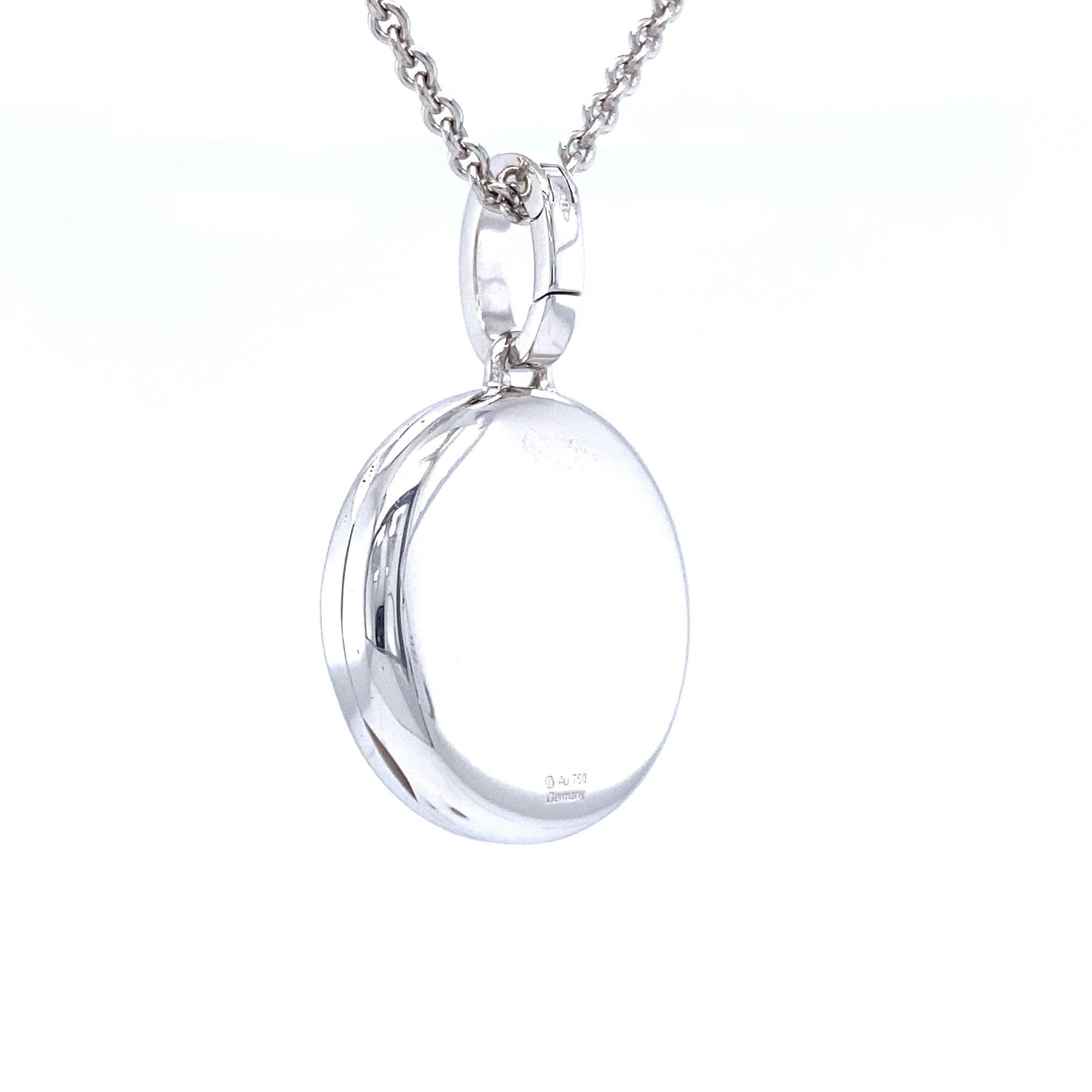 Contemporary Round Customizable Polished Pendant Locket - 18k White Gold - Diameter 21.0 mm For Sale