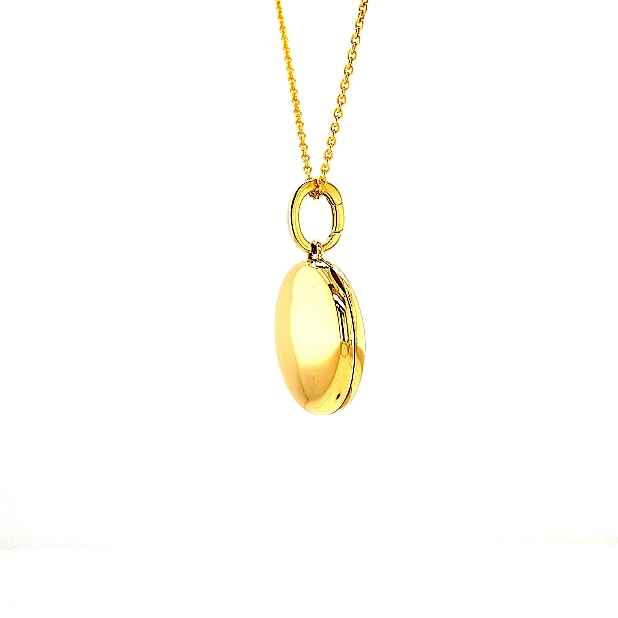Victor Mayer customizable round polished pendant locket 18k yellow gold, Hallmark Collection, diameter app. 21.0 mm

About the creator Victor Mayer
Victor Mayer is internationally renowned for elegant timeless designs and unrivalled expertise in