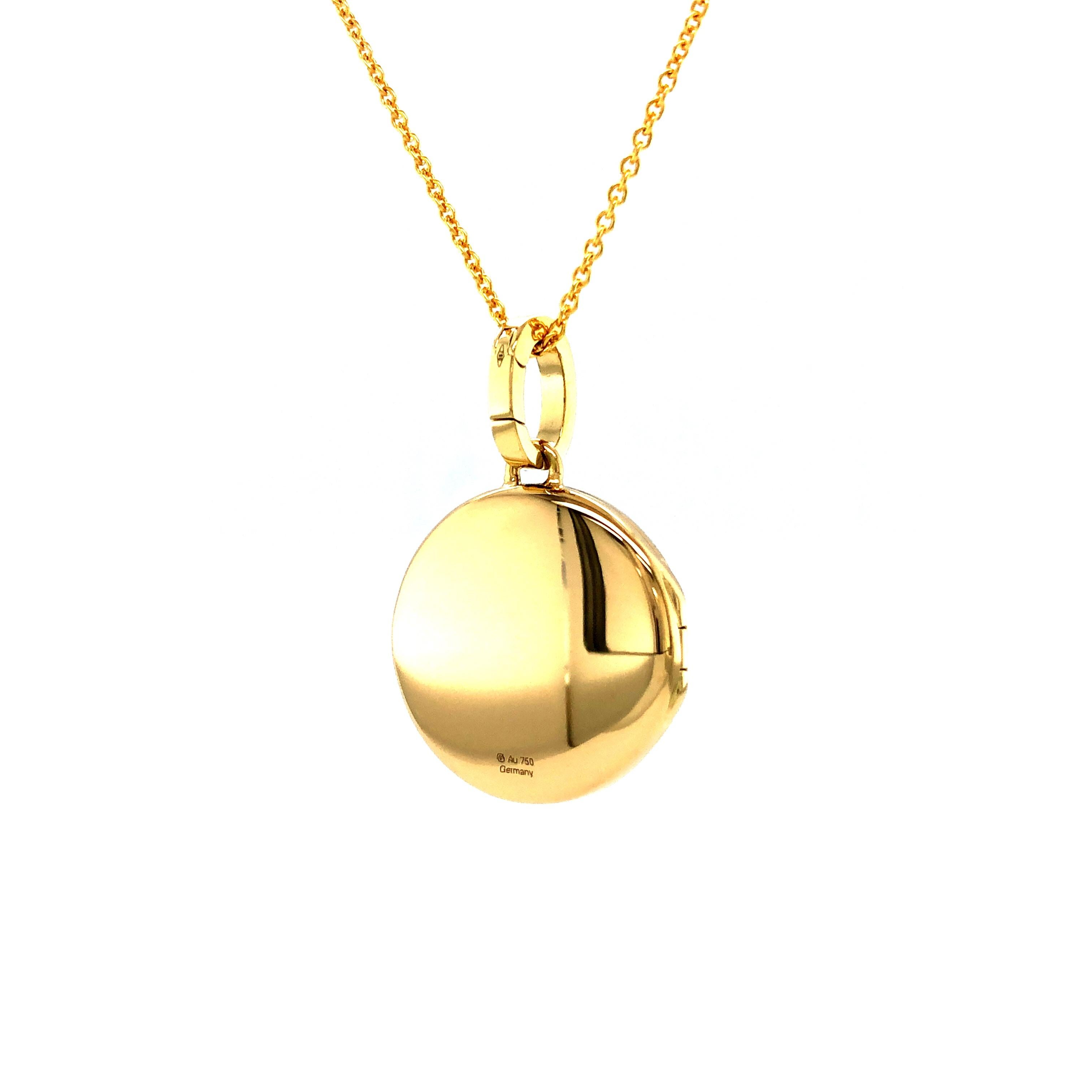 Customizable Round Polished Pendant Locket - 18k Yellow Gold - Diameter 21.0 mm In New Condition For Sale In Pforzheim, DE
