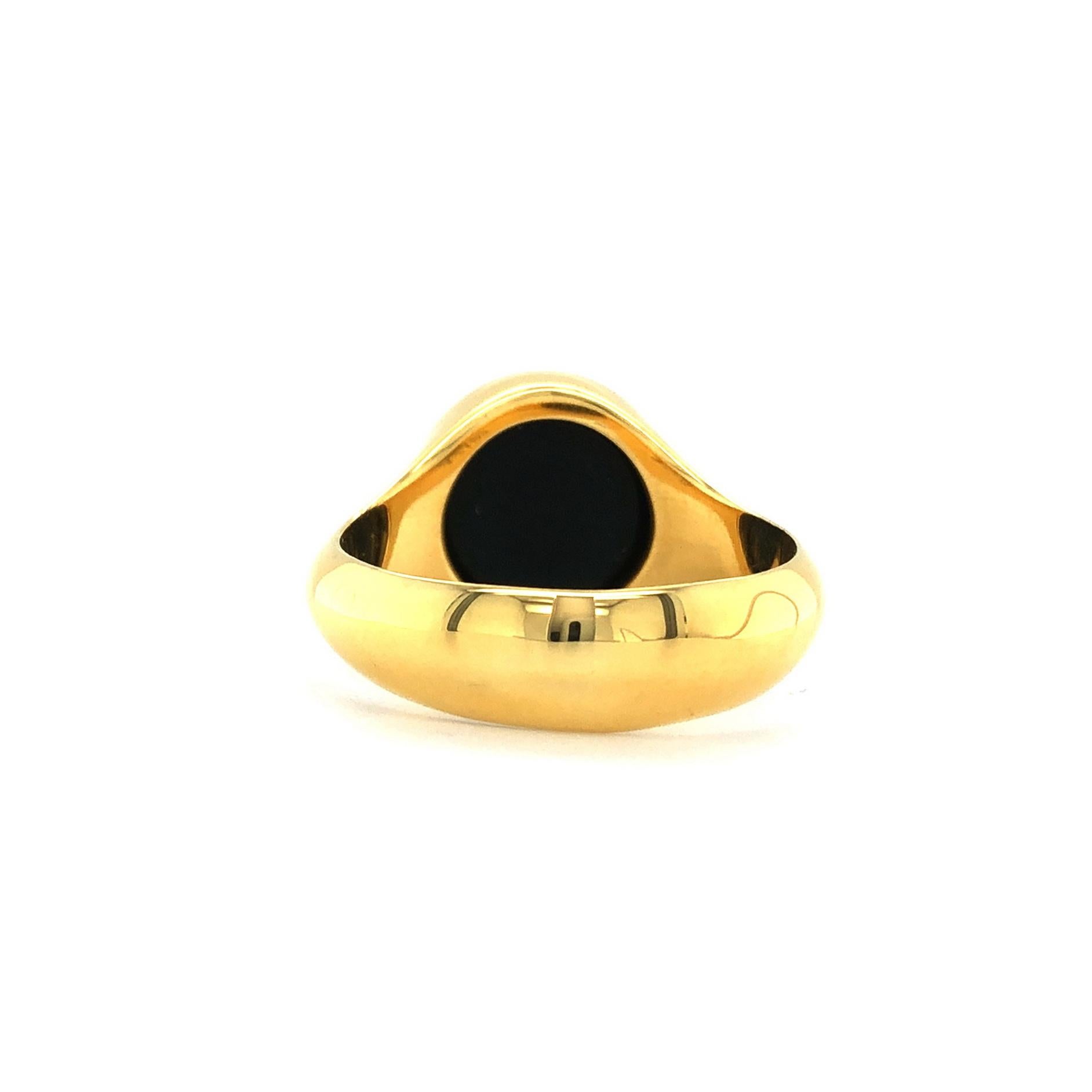For Sale:  Victor Mayer Round Signet Ring Blue Layered Onyx 18k Yellow Gold Diameter 10 mm 7
