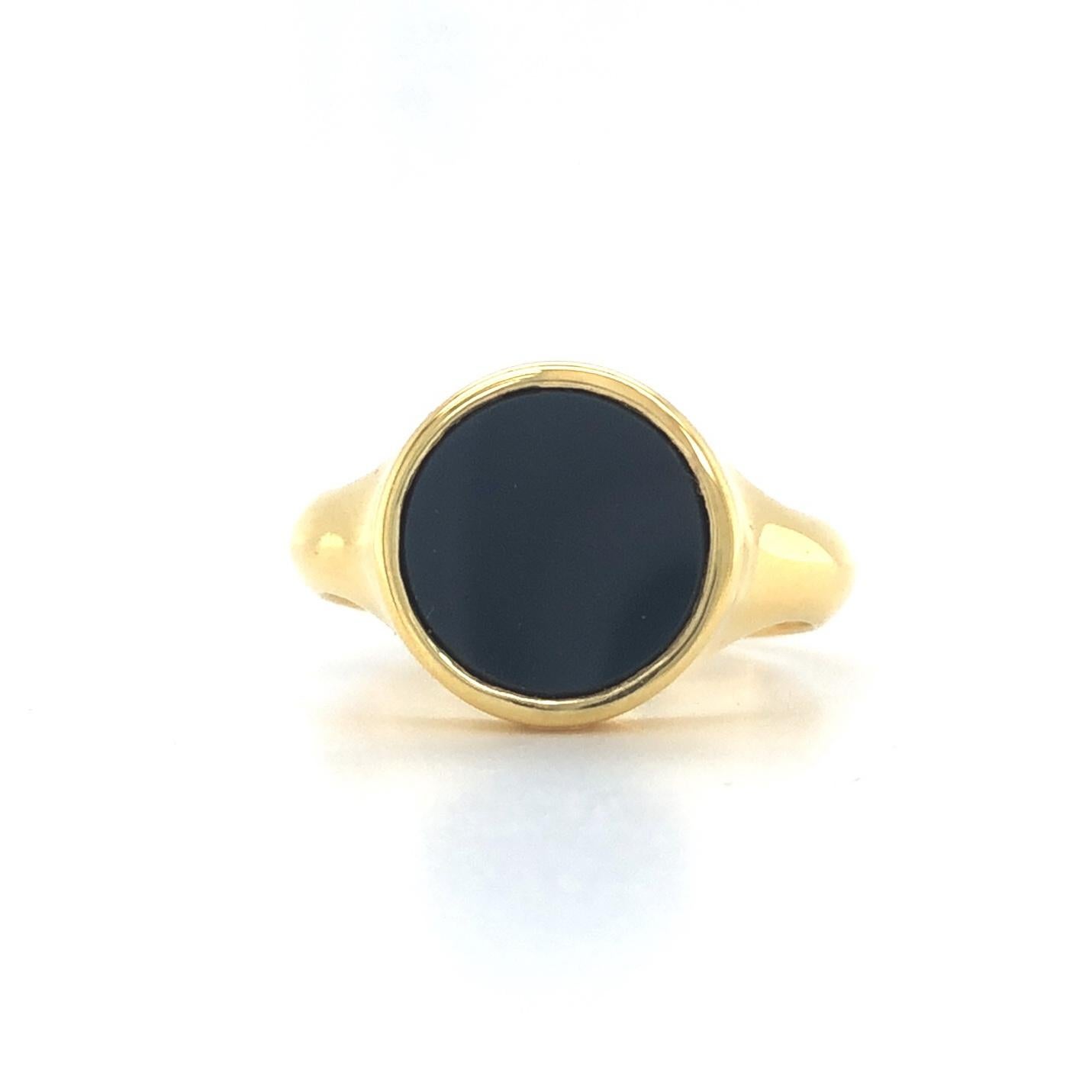 For Sale:  Victor Mayer Round Signet Ring Blue Layered Onyx 18k Yellow Gold Diameter 10 mm 3