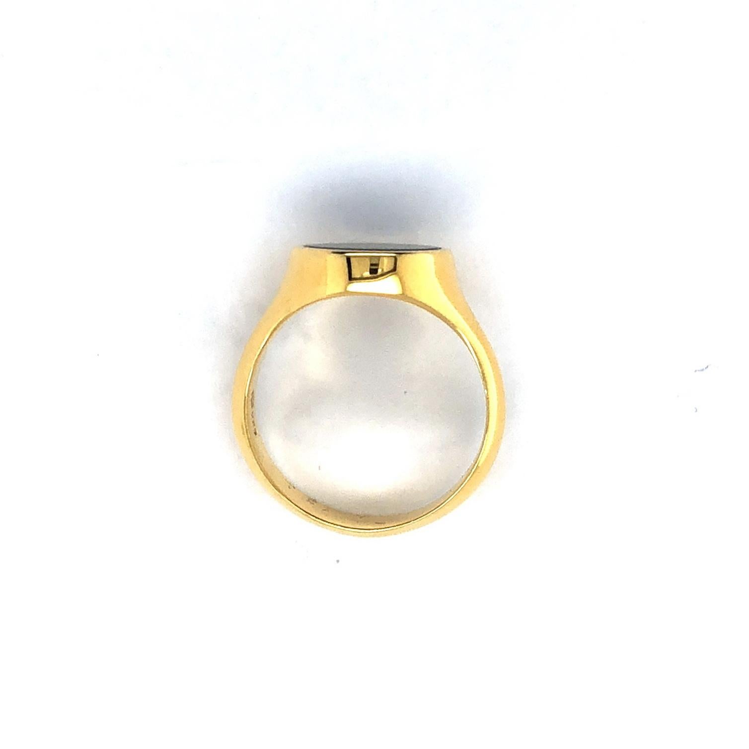 En vente :  Victor Mayer Bague de signalisation ronde en or jaune 18 carats avec onyx superposé bleu de 10 mm de diamètre 4