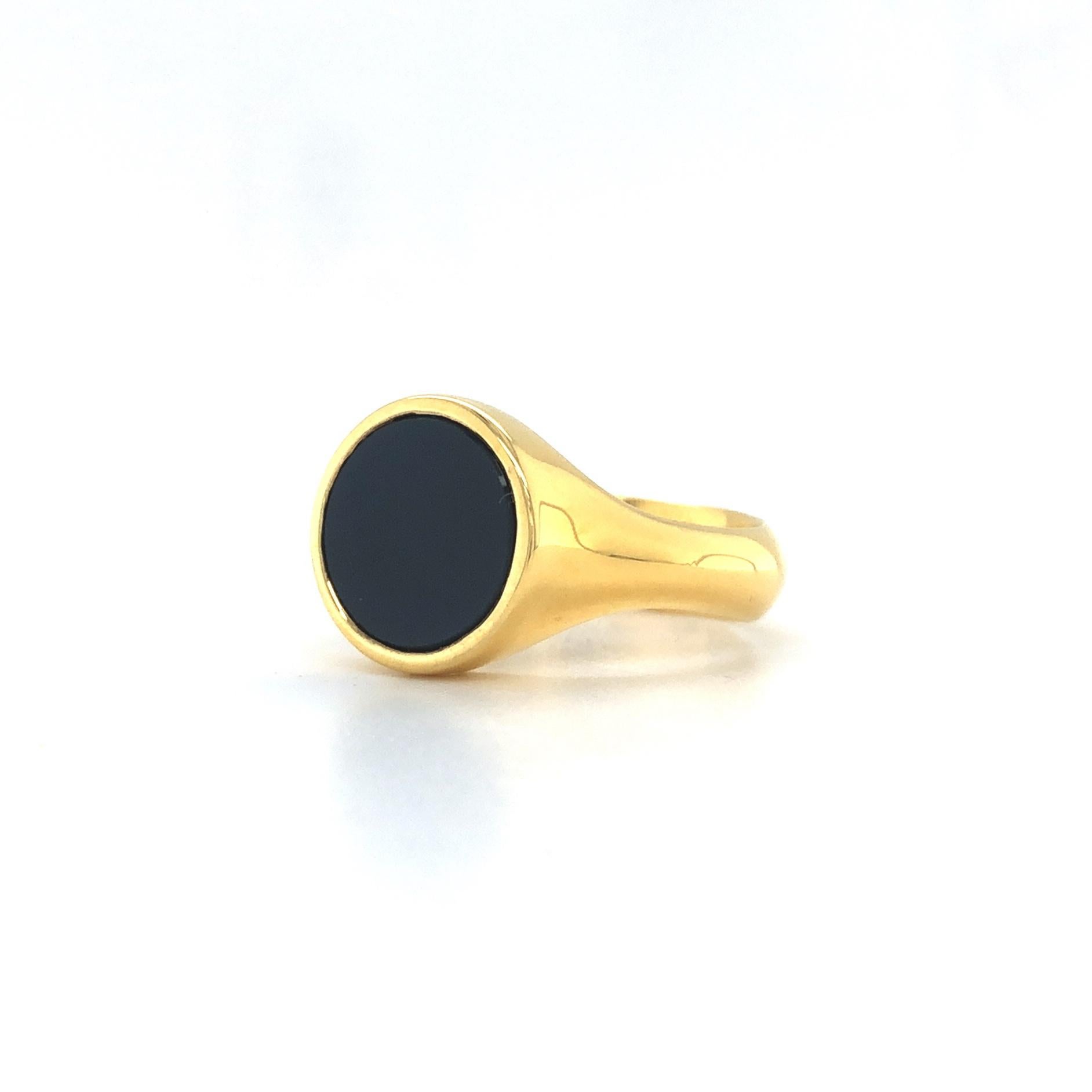 En vente :  Victor Mayer Bague de signalisation ronde en or jaune 18 carats avec onyx superposé bleu de 10 mm de diamètre 5