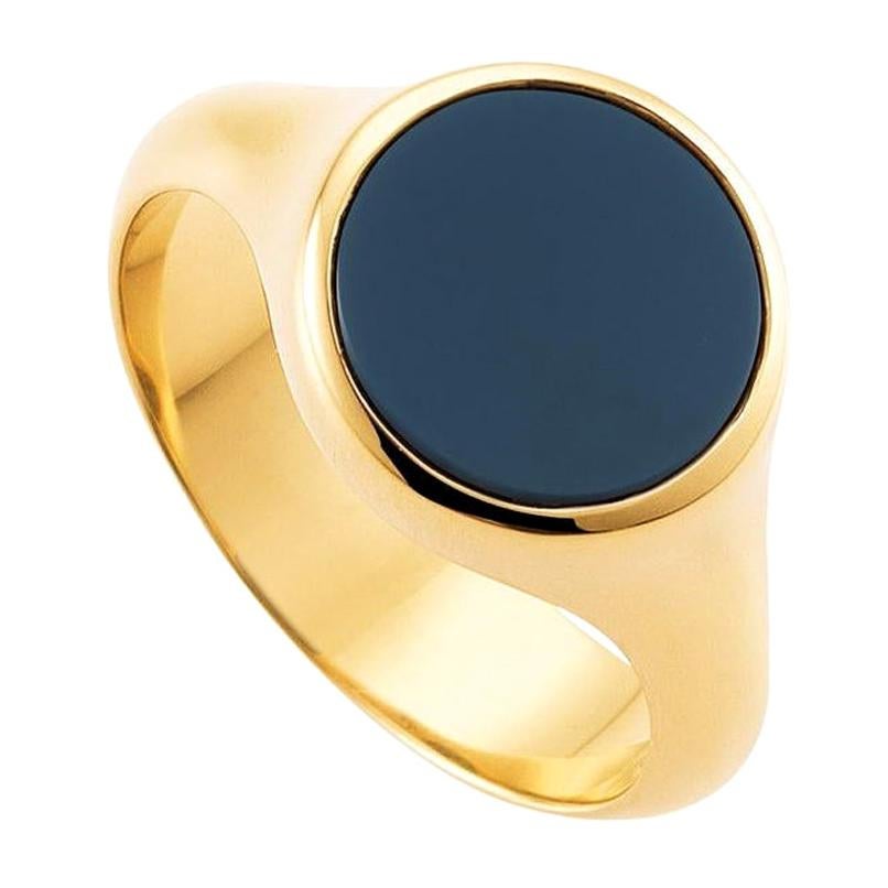 En vente :  Victor Mayer Bague de signalisation ronde en or jaune 18 carats avec onyx superposé bleu de 10 mm de diamètre